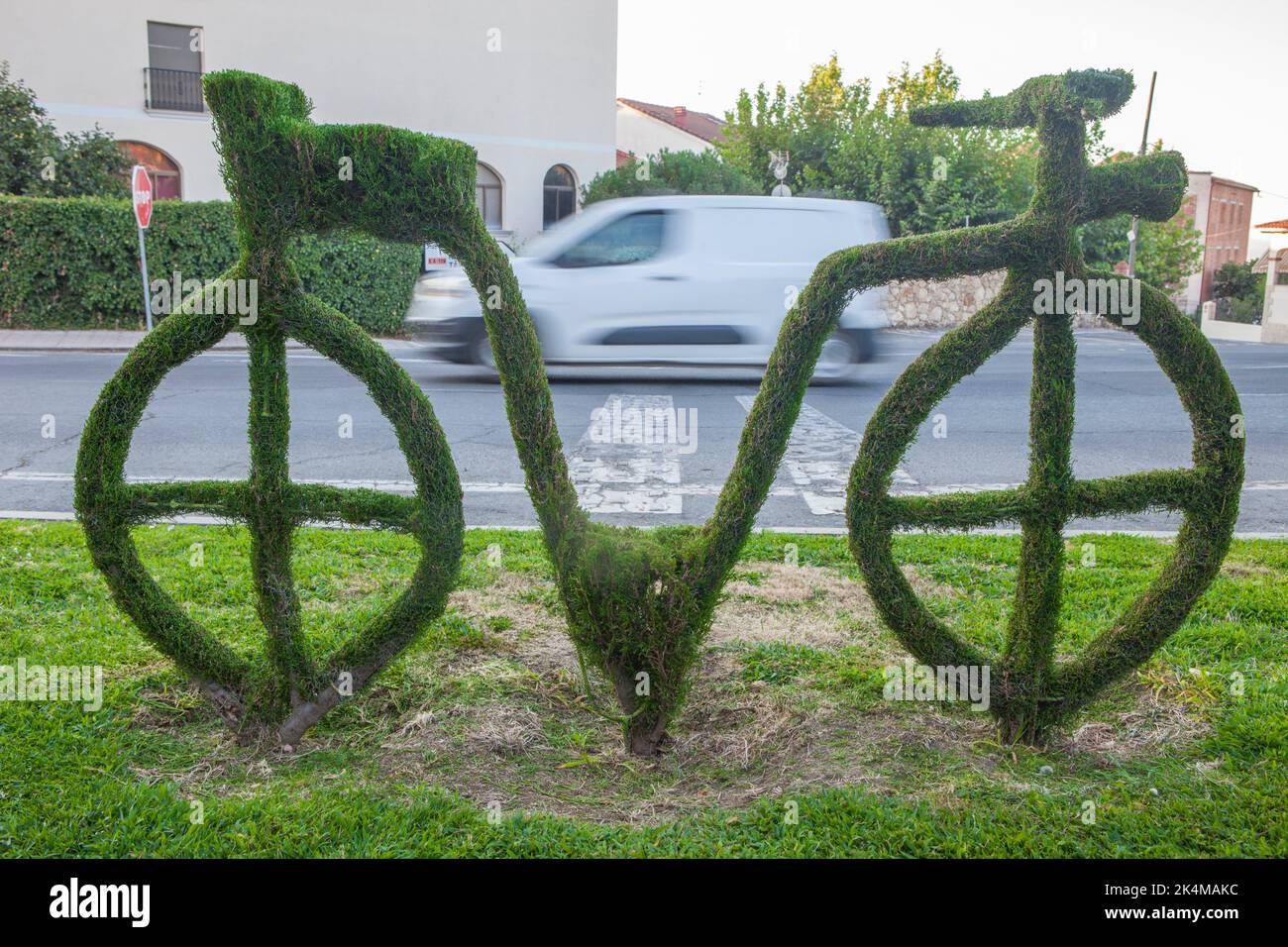 Sculptures de vélo vert, l'image la plus distinctive de la ville. Losar de la Vera, Caceres, Estrémadure, Espagne. Banque D'Images