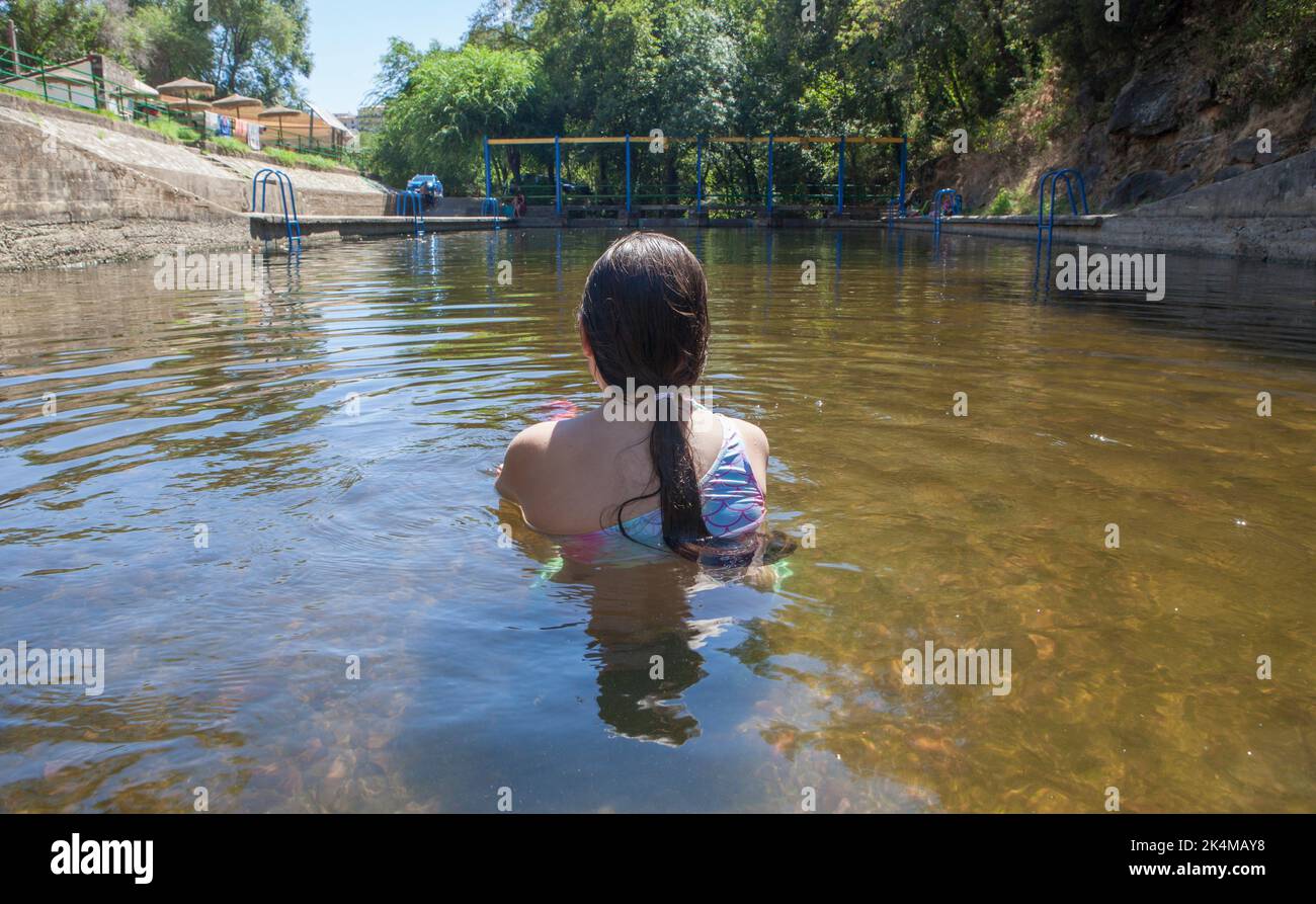 Enfant fille appréciant Vadillo piscine naturelle, point d'eau au coeur du comté de la Vera. Losar de la Vera, Caceres, Estrémadure, Espagne. Banque D'Images