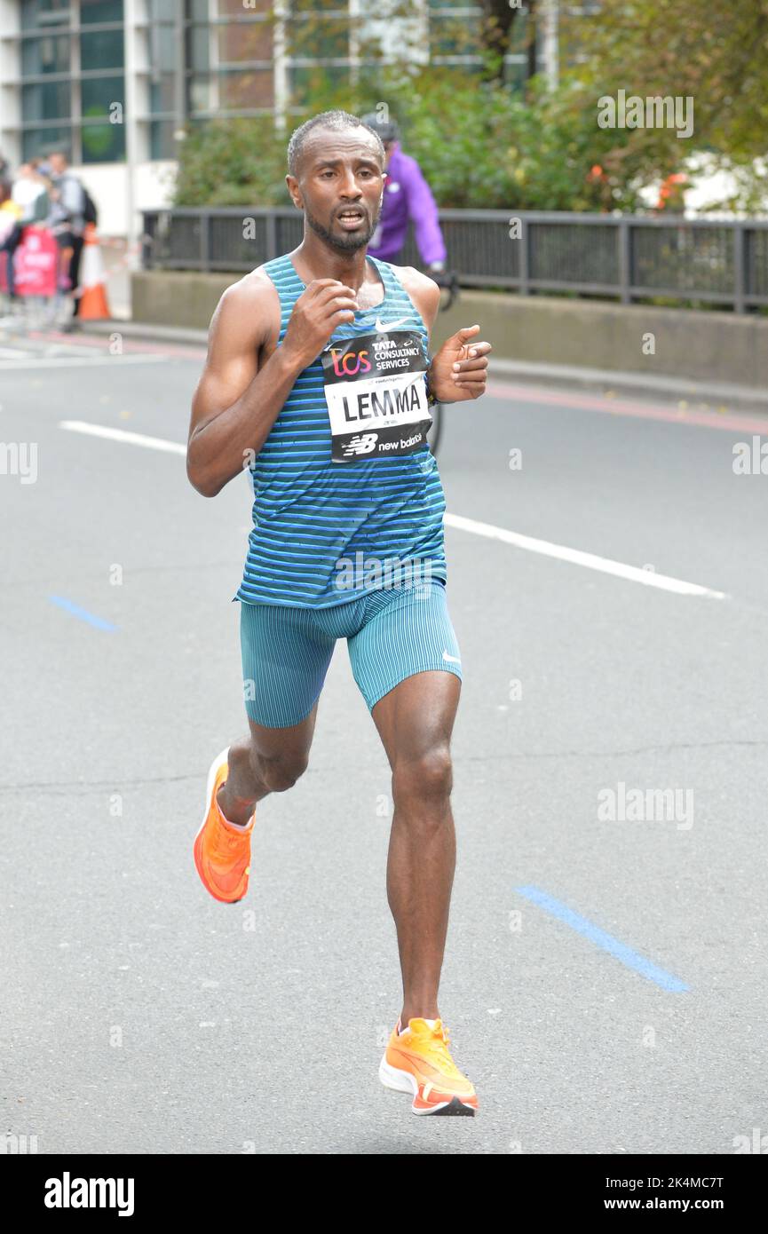 Sisay Lemma pendant le Marathon de Londres 2022. Banque D'Images