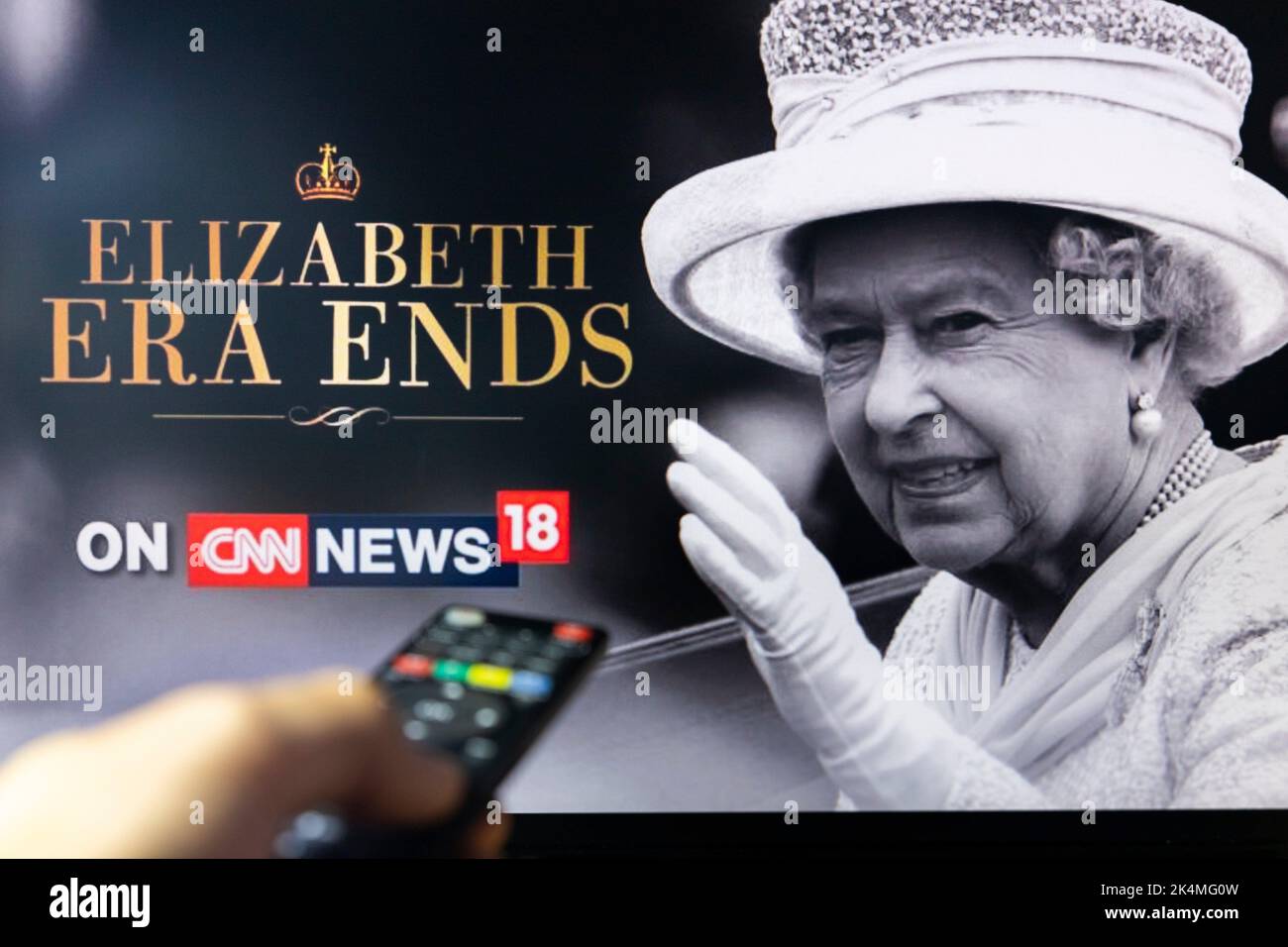 Belgrade, Serbie - 12 septembre 2022: Passage de la reine Elizabeth II. L'ère Elizabeth prend fin. Regarder les nouvelles de CNN à la télévision au sujet de Late Queen avec télécommande Banque D'Images