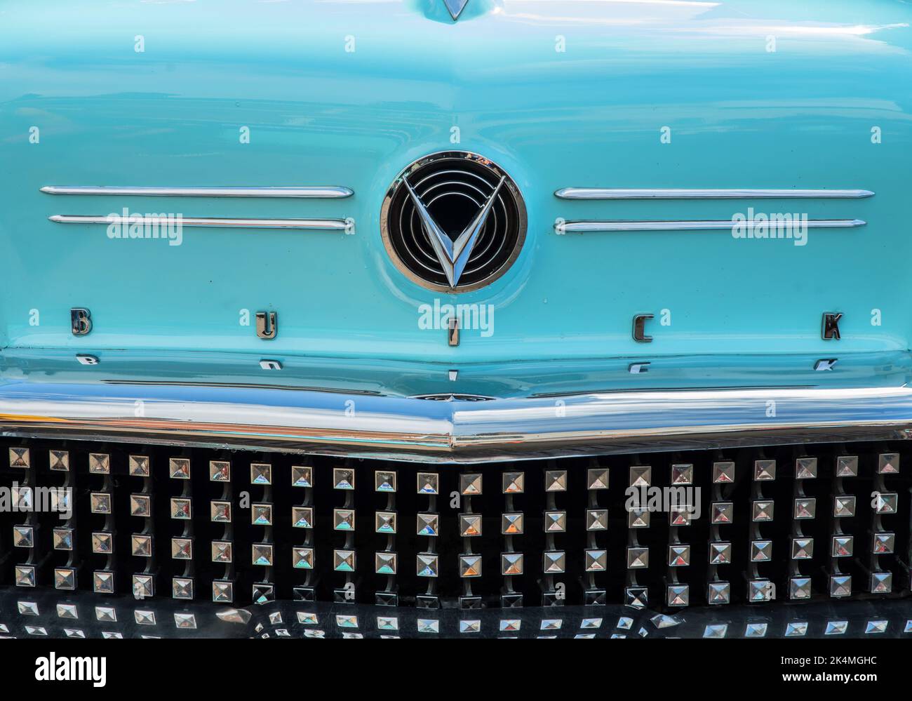 Emblème Buick chromé, emblème V et calandre avant d'une Buick 1958 Banque D'Images