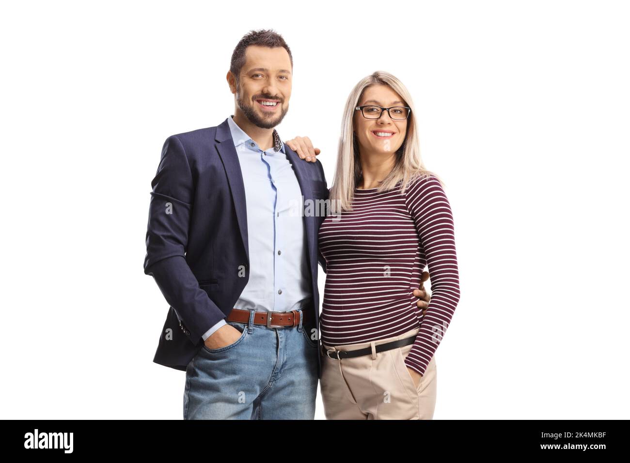Portrait d'un jeune couple décontracté posant et souriant isolé sur fond blanc Banque D'Images