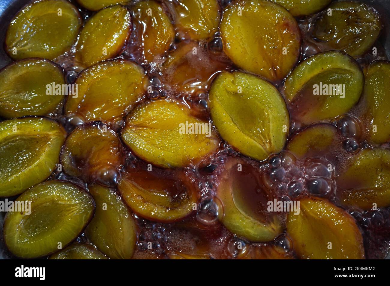 Les prunes mûres sont cuites dans du sirop de sucre Banque D'Images