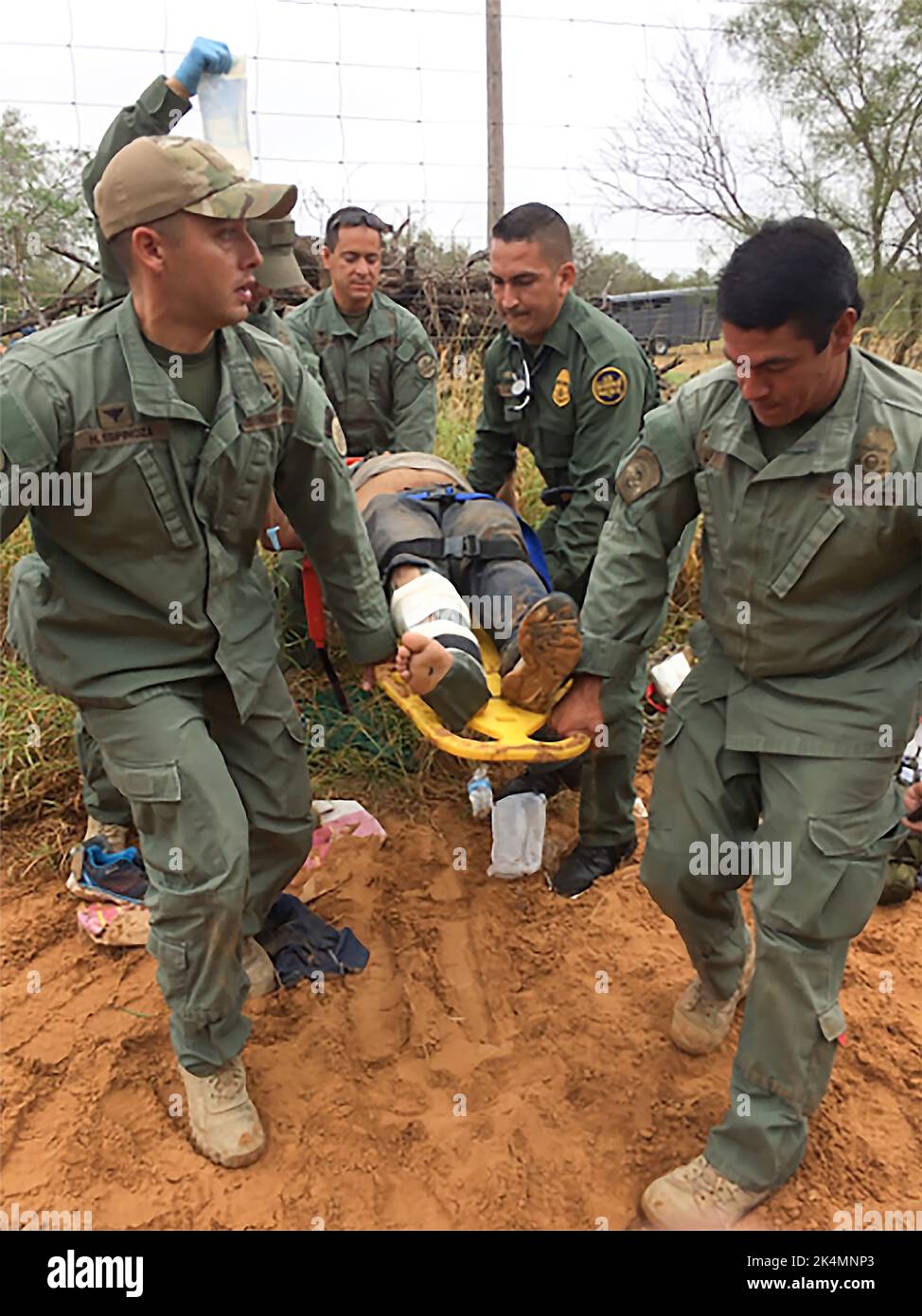 Interdiction illégale de migrants par le U.S. Customs and Border Patron le long de la frontière entre les États-Unis et le Mexique. Photo: CBP (visages flous par CBP) Banque D'Images