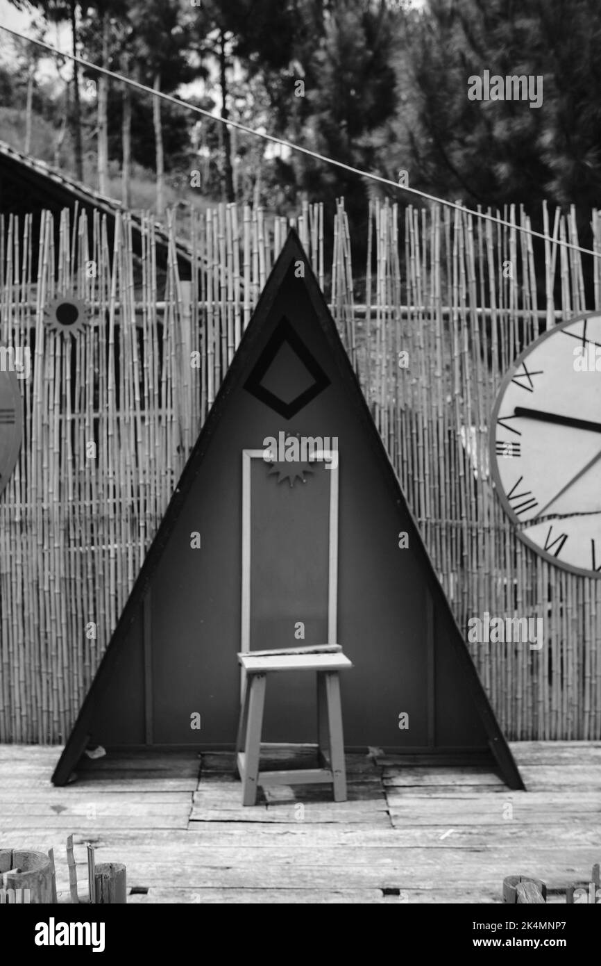 Décoration de jardin, photo monochrome de la décoration de fond en forme de triangle dans un parc dans la région de Cikancung - Indonésie Banque D'Images