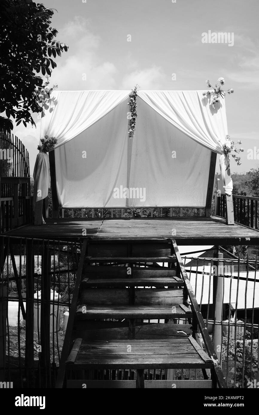 Décoration de mariage, photo monochrome d'une tente avec tissu blanc pour un mariage au parc Zandea dans la région de Cikancung - Indonésie Banque D'Images