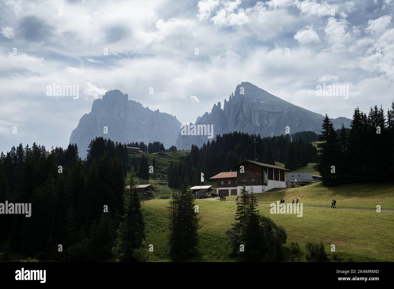 Le téléphérique Florian à l'Alm Seiser avec la montagne Langkofel et Plattkofel en arrière-plan. Banque D'Images