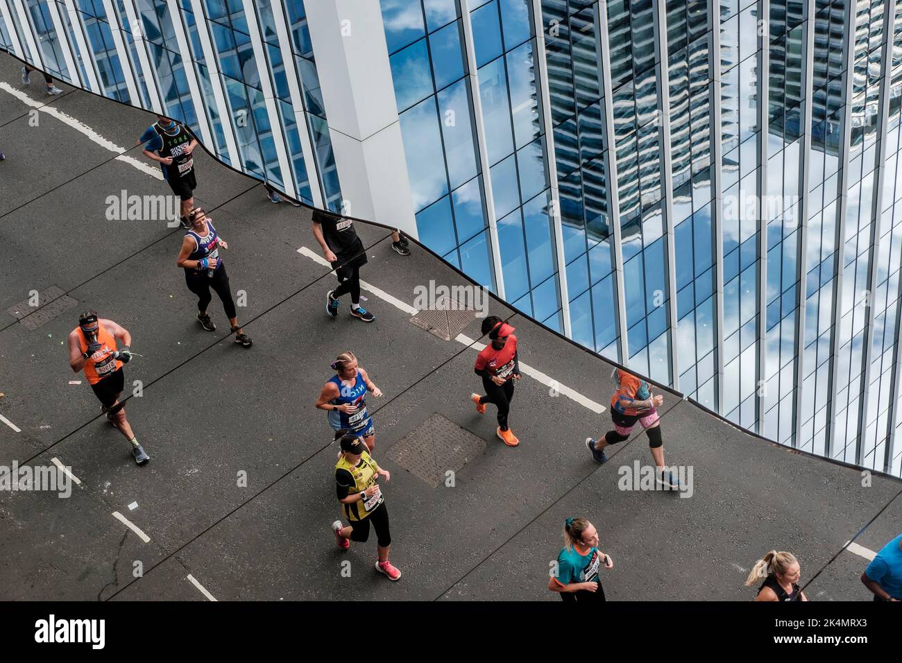 Réflexions des coureurs lors du marathon de Londres, Londres, Royaume-Uni. Banque D'Images