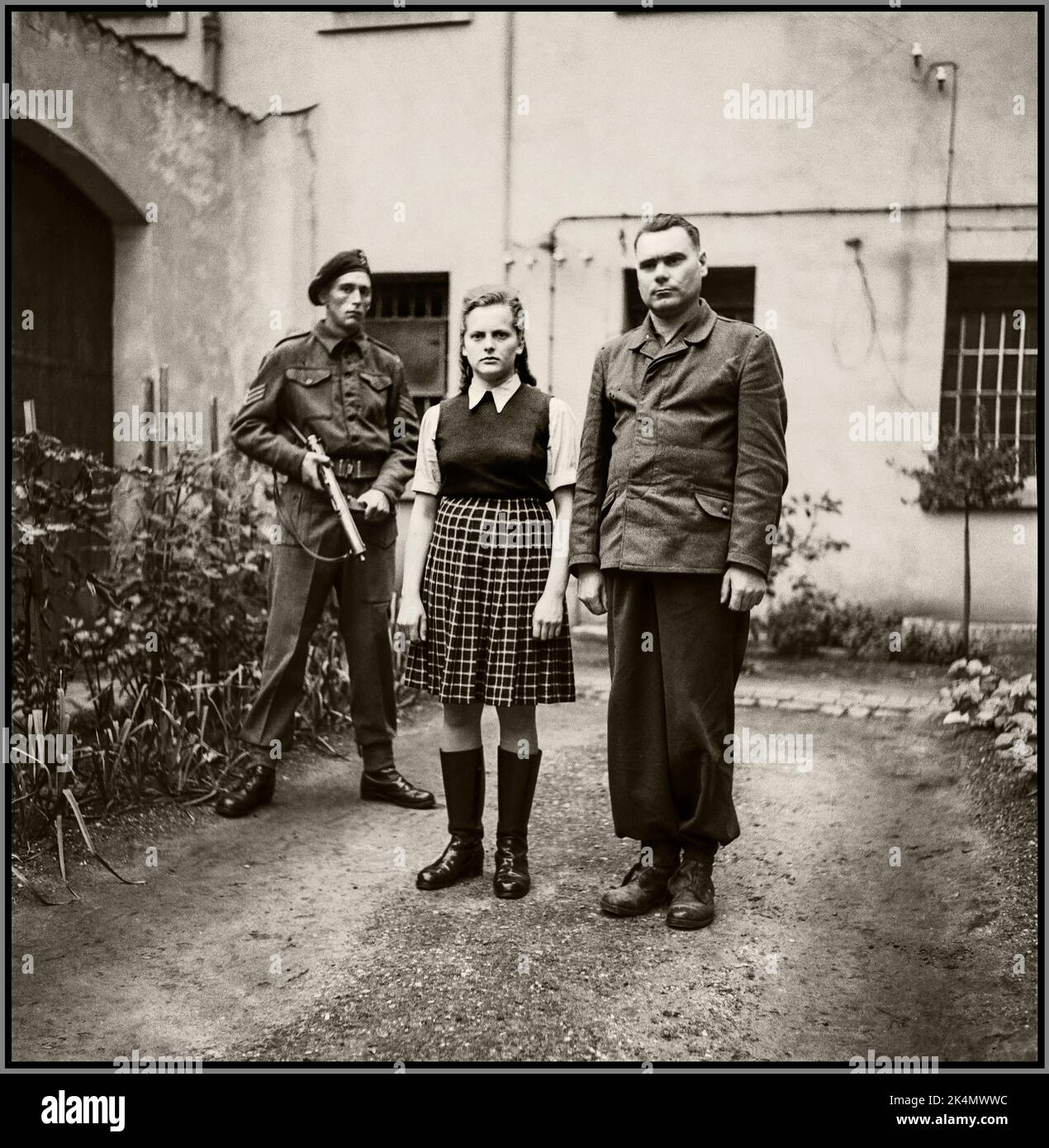 IRMA GRESE GARDE NAZIE DU CAMP DE CONCENTRATION (à gauche) Irma Ilse Ida Grese (7 octobre 1923 – 13 décembre 1945) est une garde nazie du camp de concentration de Ravensbrück et Auschwitz, et est directrice de la section féminine de Bergen-Belsen. Avec Joseph Kramer BÊTE DE BELSEN Hauptsturmführer et le commandant d'Auschwitz-Birkenau et des camps de concentration de Bergen-Belsen. Être gardé en garde à vue par un soldat britannique. Deux fonctionnaires sadiques du camp de concentration nazi qui ont été exécutés pour leurs crimes de guerre contre l'humanité. Banque D'Images