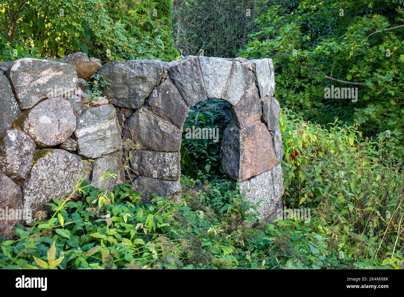 Remblai dans le jardin d'Akseli Gallen-Kallela home musée dans le quartier de Tarvaspää à Helsinki, Finlande Banque D'Images