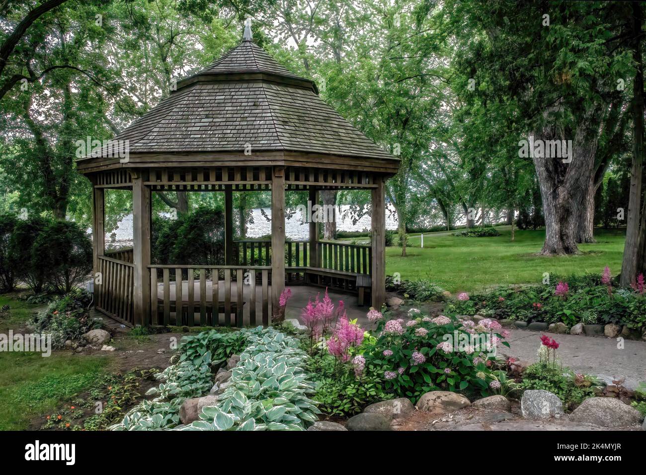 Belles fleurs et belvédère le long du fleuve Mississippi à Munsinger Gardens à St. Cloud, Minnesota, États-Unis. Banque D'Images