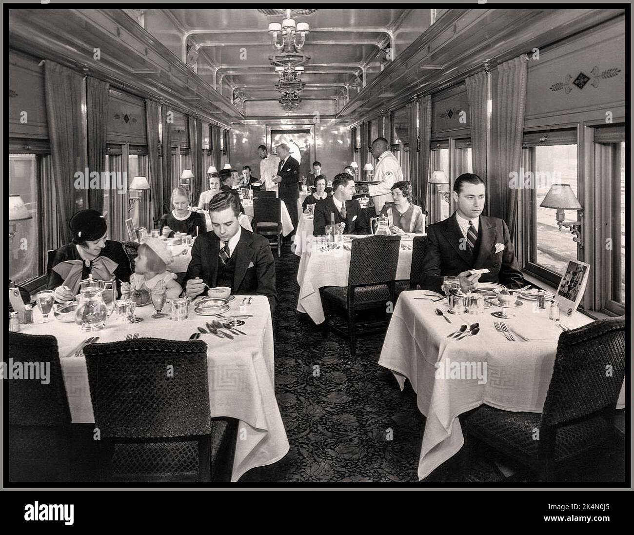 Voyage de luxe en train américain 1930s sur une voiture Pullman Luncheon avec les passagers qui prennent un repas sur la voiture restaurant de première classe North Coast Limited, 1934. ÉTATS-UNIS Banque D'Images