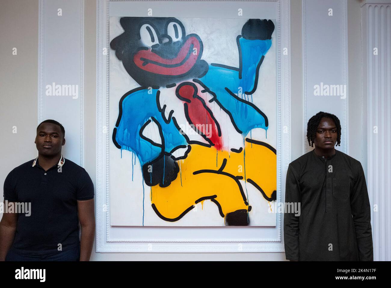 Londres, Royaume-Uni. 3 octobre 2022. Efie Gallery co-fondateurs (L) Kobi et Kwame Mintah avec 'Jonny Just Come', 2022, par Swinf. Avant-première d'une exposition « On A Darker Note » présentant des œuvres de l'artiste nigérian de Londres, Slawn, à la Chambre de commerce arabe britannique de Mayfair. Les nouvelles œuvres se concentrent sur les clowns répondant aux caricatures de blackface minstrel produites à l'époque des lois Jim Crow de la ségrégation raciale aux États-Unis à la fin de 19th et au début de 20th siècles. Credit: Stephen Chung / Alamy Live News Banque D'Images