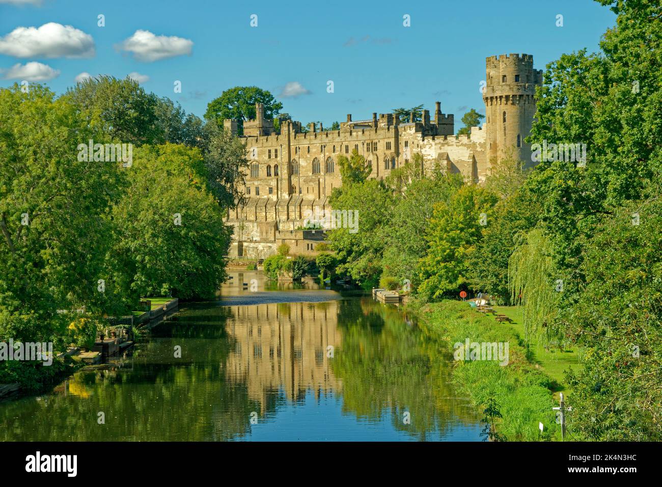 Château de Warwick et la rivière Avon à Warwick, Warwickshire, Angleterre. Banque D'Images