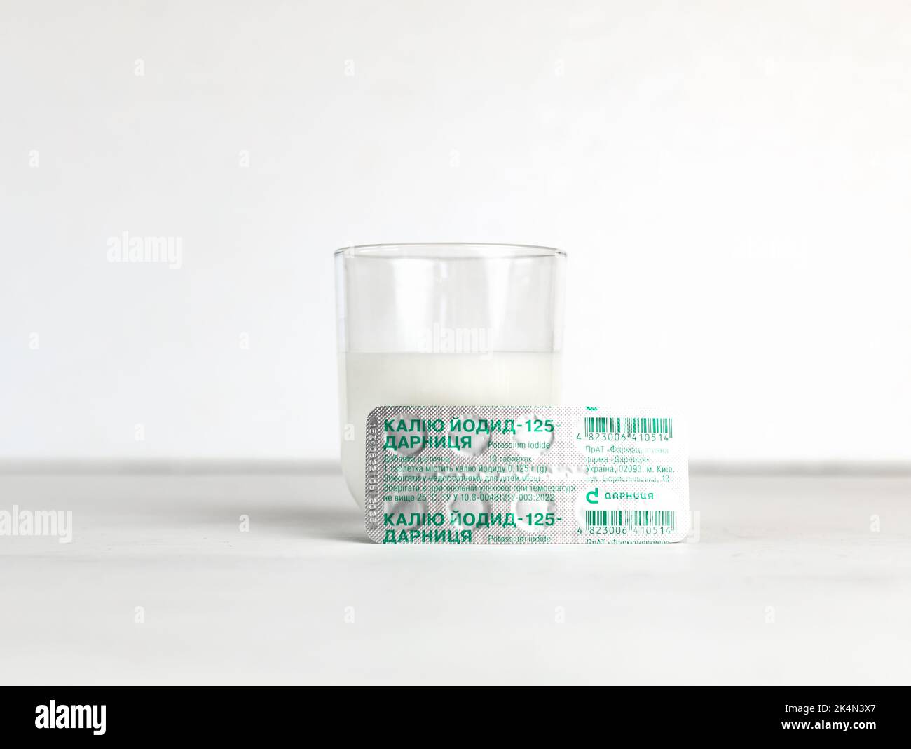 KIEV, UKRAINE, OCTOBRE 2022 - comprimés d'iodure de potassium à utiliser en cas de contamination radioactive. Le nom du médicament est écrit sur le bliste Banque D'Images