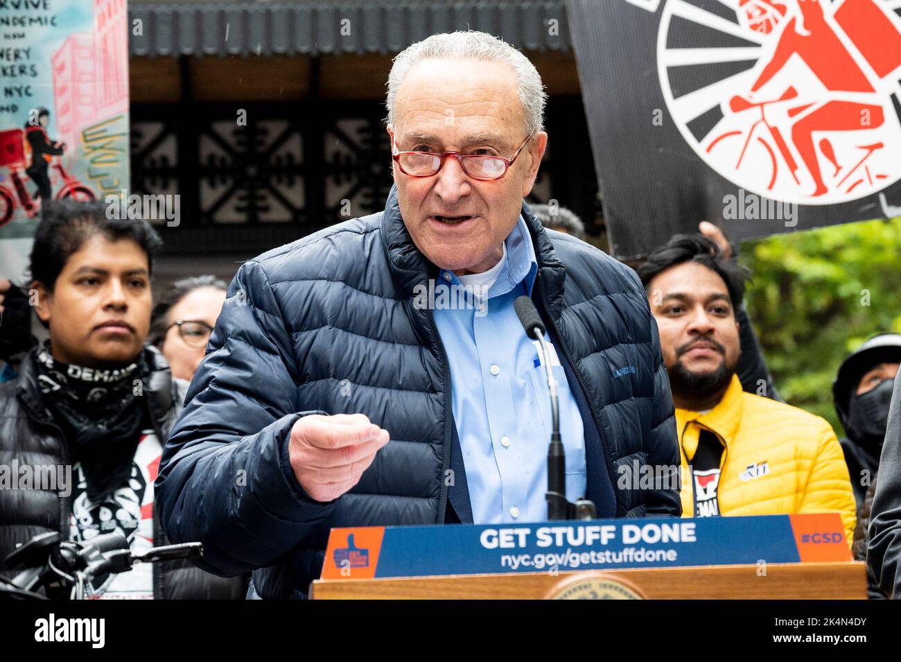 3 octobre 2022, New York, New York, États-Unis: Le leader de la majorité au Sénat CHUCK SCHUMER (D-NY) s'est exprimé lors d'une conférence de presse au sujet de la création de centres de livraison de rue pour servir les travailleurs de la livraison de nourriture à New York. (Image de crédit : © Michael Brochstein/ZUMA Press Wire) Banque D'Images