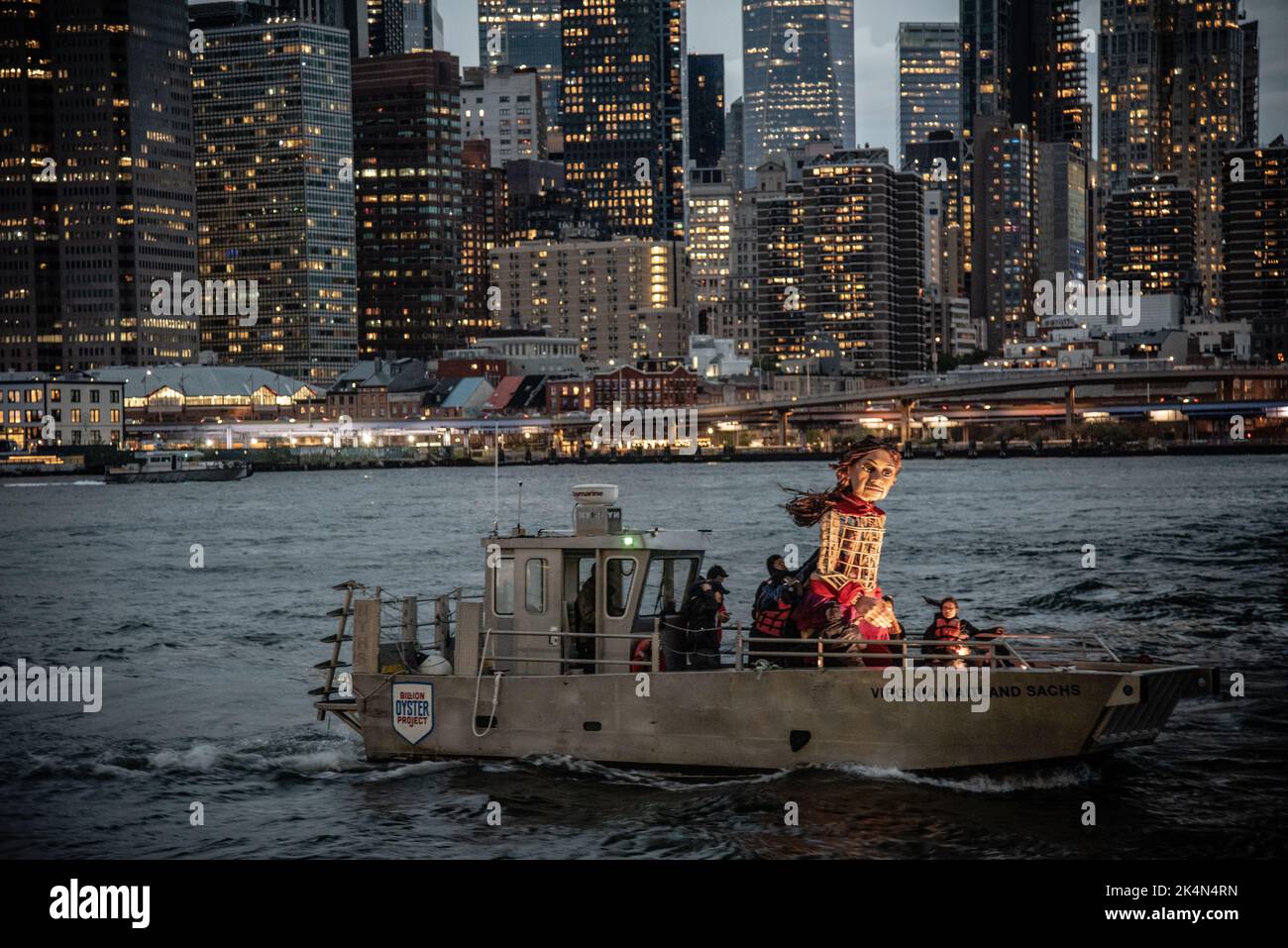 Little Amal, une marionnette géante de 12 mètres représentant un réfugié syrien âgé de 10 ans, navigue sur un bateau le dernier jour de sa visite à New York. Banque D'Images
