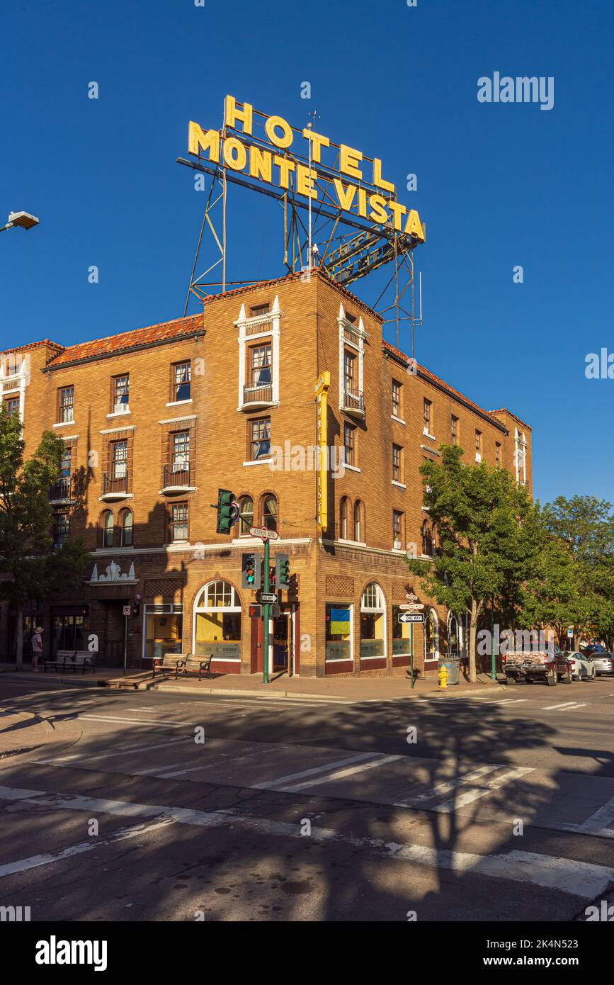 FLAGSTAFF, AZ / USA - 1 SEPTEMBRE 2022: L'hôtel historique Monte Vista, construit en 1927, dans le centre-ville de Flagstaff Banque D'Images