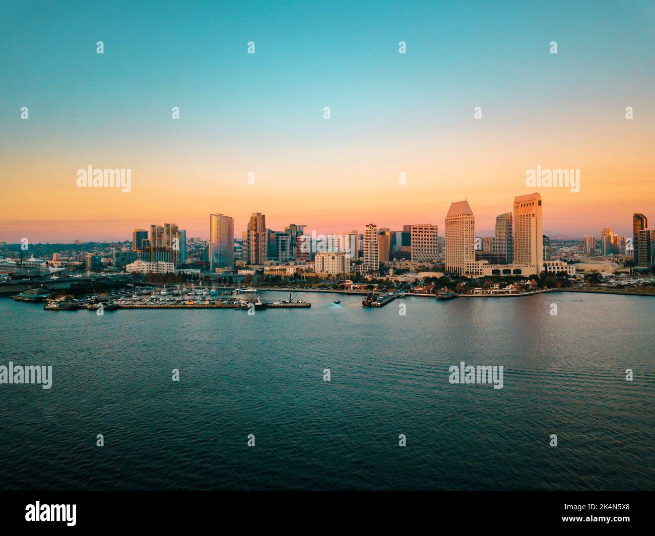 Photo aérienne de la baie de San Diego avec d'énormes bâtiments et l'océan Banque D'Images