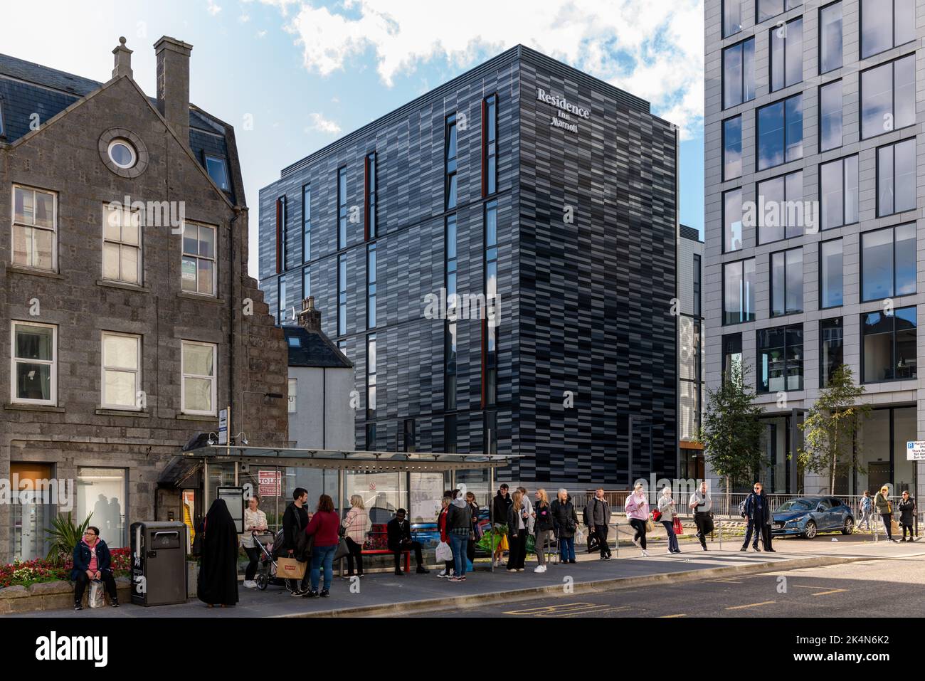 1 octobre 2022. Aberdeen, Écosse. C'est des gens qui attendent un bus pour les emmener à la maison depuis le centre-ville d'Aberdeen avec le Marriott Inn Hotel dans l'île de ba Banque D'Images