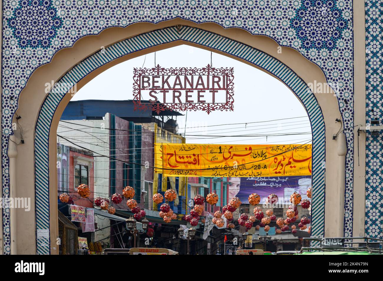 BAHAWALPUR, PAKISTAN-24 FÉVRIER 2020 ; entrée à la rue de nourriture par une porte historique, porte Fareed Banque D'Images