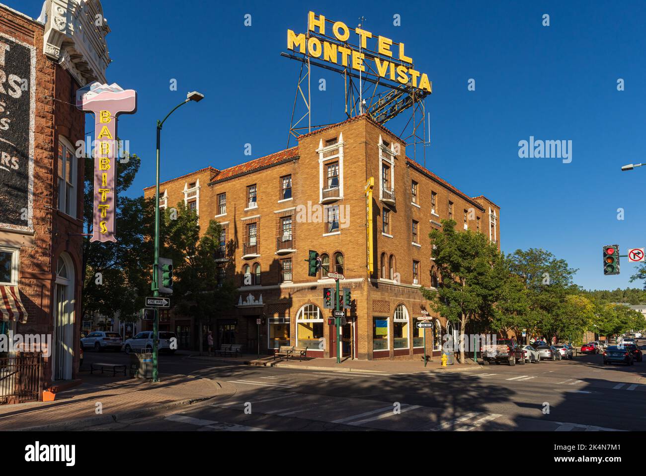 FLAGSTAFF, AZ / USA - 1 SEPTEMBRE 2022: L'hôtel historique Monte Vista, construit en 1927, dans le centre-ville de Flagstaff Banque D'Images
