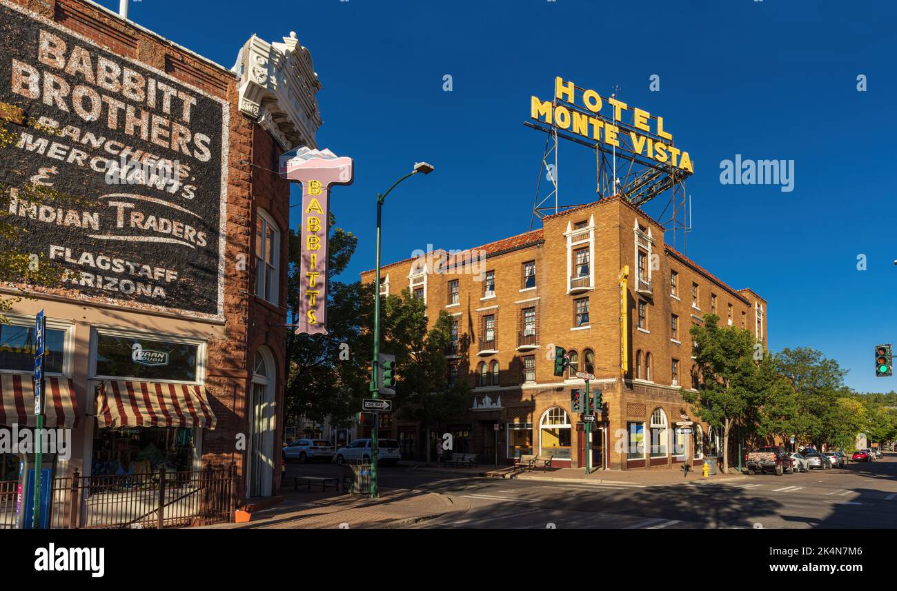FLAGSTAFF, AZ / USA - 1 SEPTEMBRE 2022: L'hôtel historique Monte Vista, construit en 1927, dans le centre-ville de Flagstaff Banque D'Images
