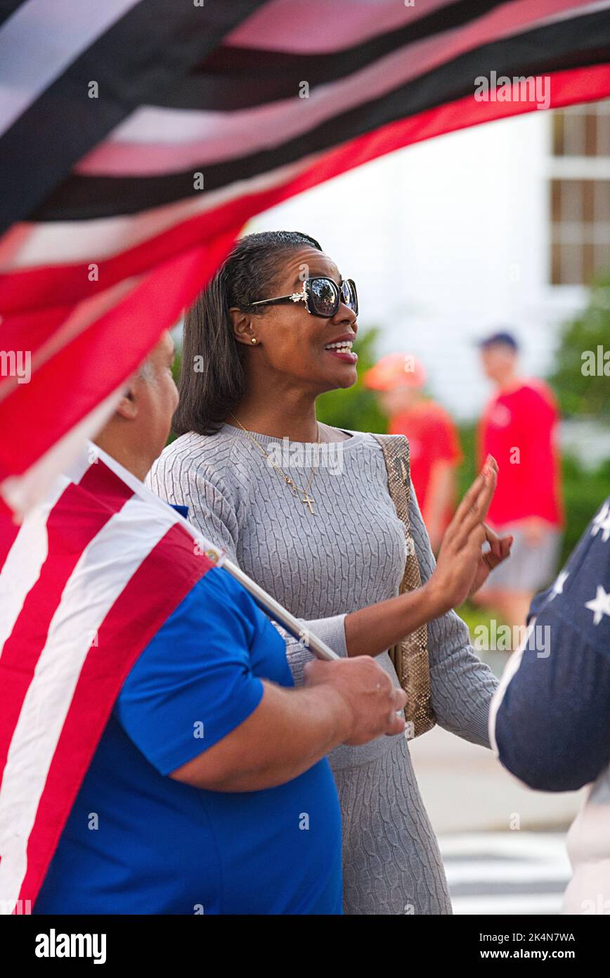 L'AMÉRIQUE SOUTIENT LE BLEU - STANDOUT United Cape Patriots Rayla Campbell - candidat républicain au poste de secrétaire d'État, Mas Banque D'Images