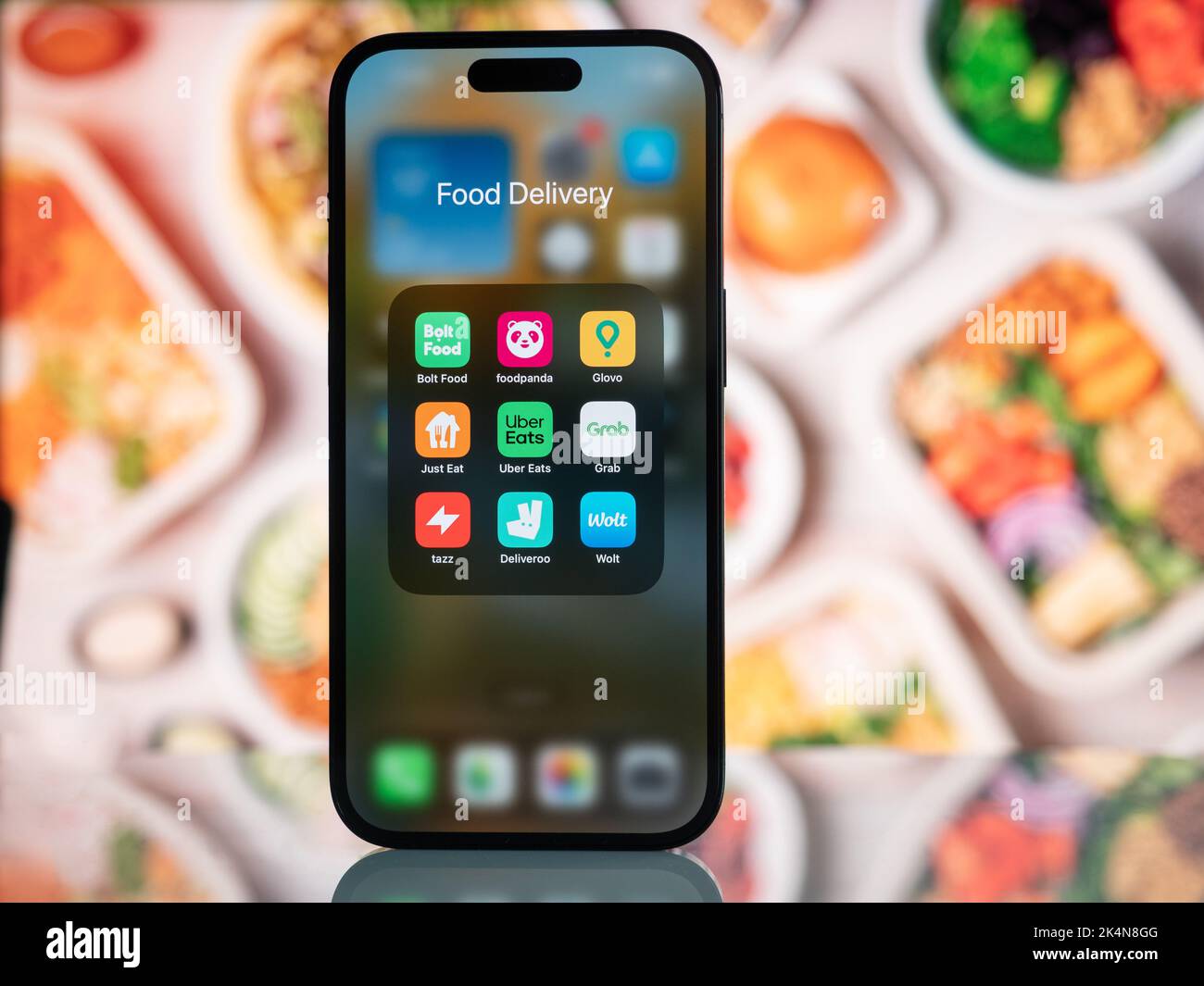 Galati, Roumanie - octobre, 03 2022 : les icônes d'applications mobiles de divers services de livraison de nourriture sont visibles sur un smartphone, y compris Foodpanda, Bolt Food, Glov Banque D'Images