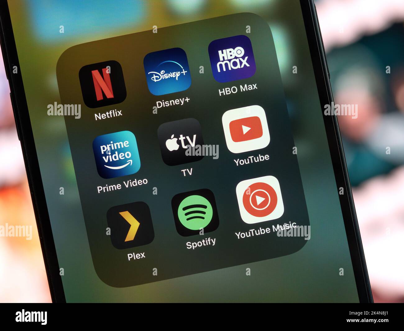 Galati, Roumanie - octobre 03 2022 : les icônes des applications mobiles des services de divertissement sont visibles sur un smartphone, y compris Netflix, Disney+, HBO Max, Amazon P Banque D'Images