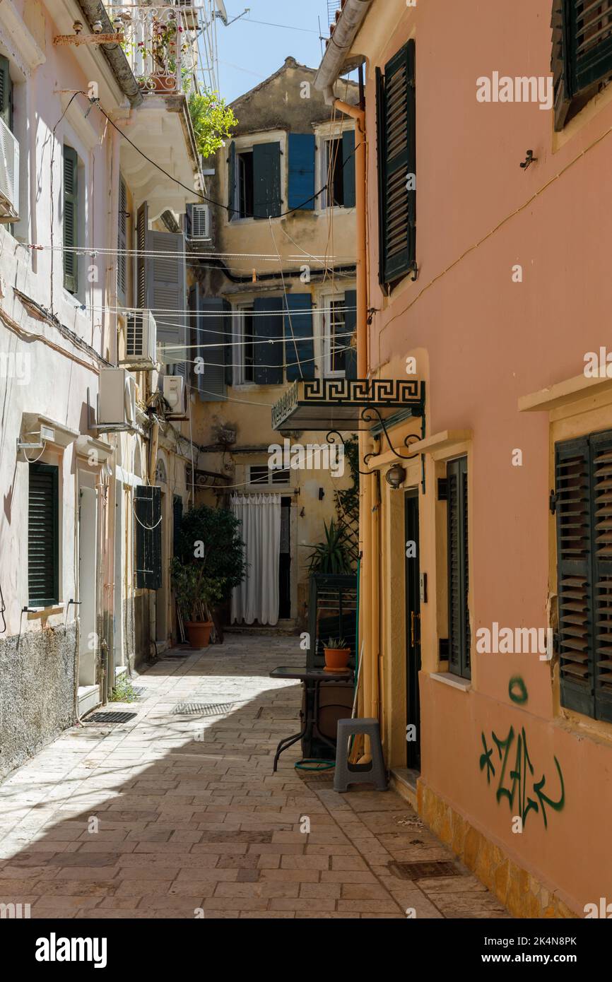 Rue étroite et historique de la vieille ville de Corfou. Banque D'Images