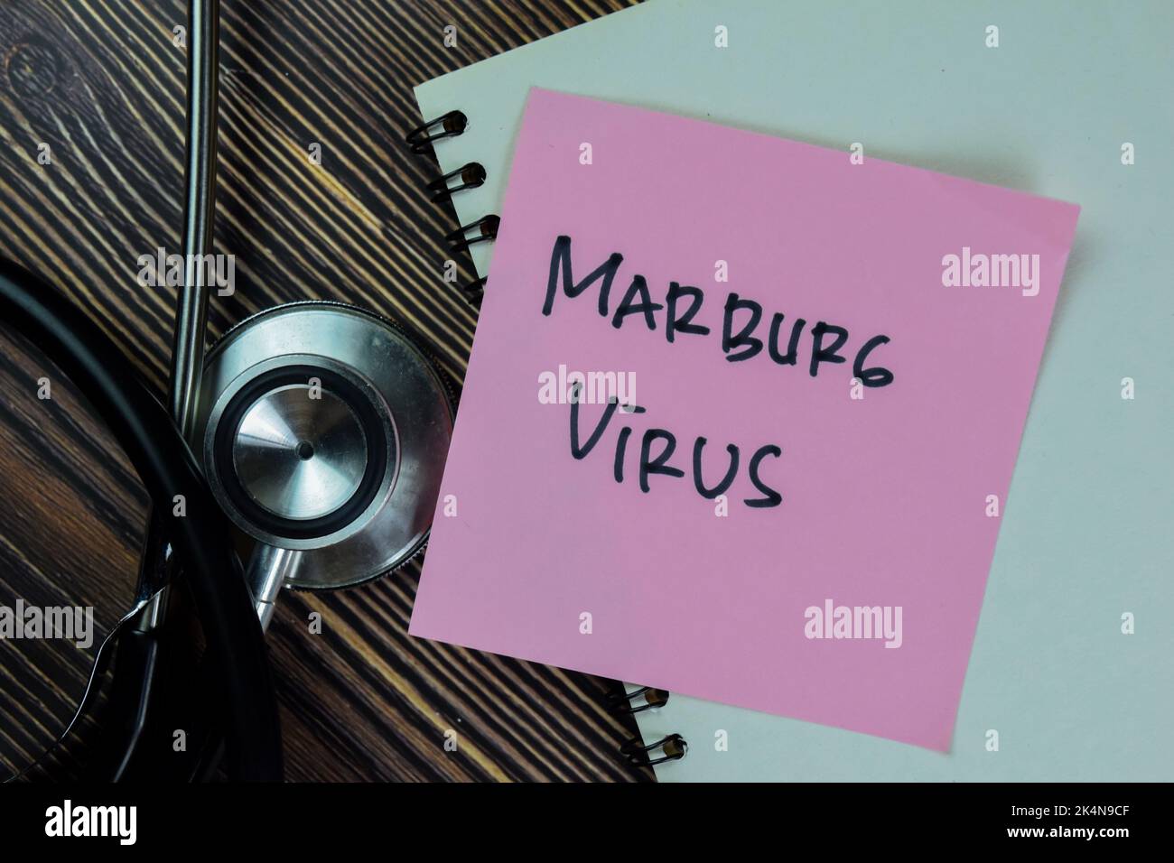 Concept de Marburg virus écrire sur des notes adhésives avec stéthoscope isolé sur la table en bois. Banque D'Images