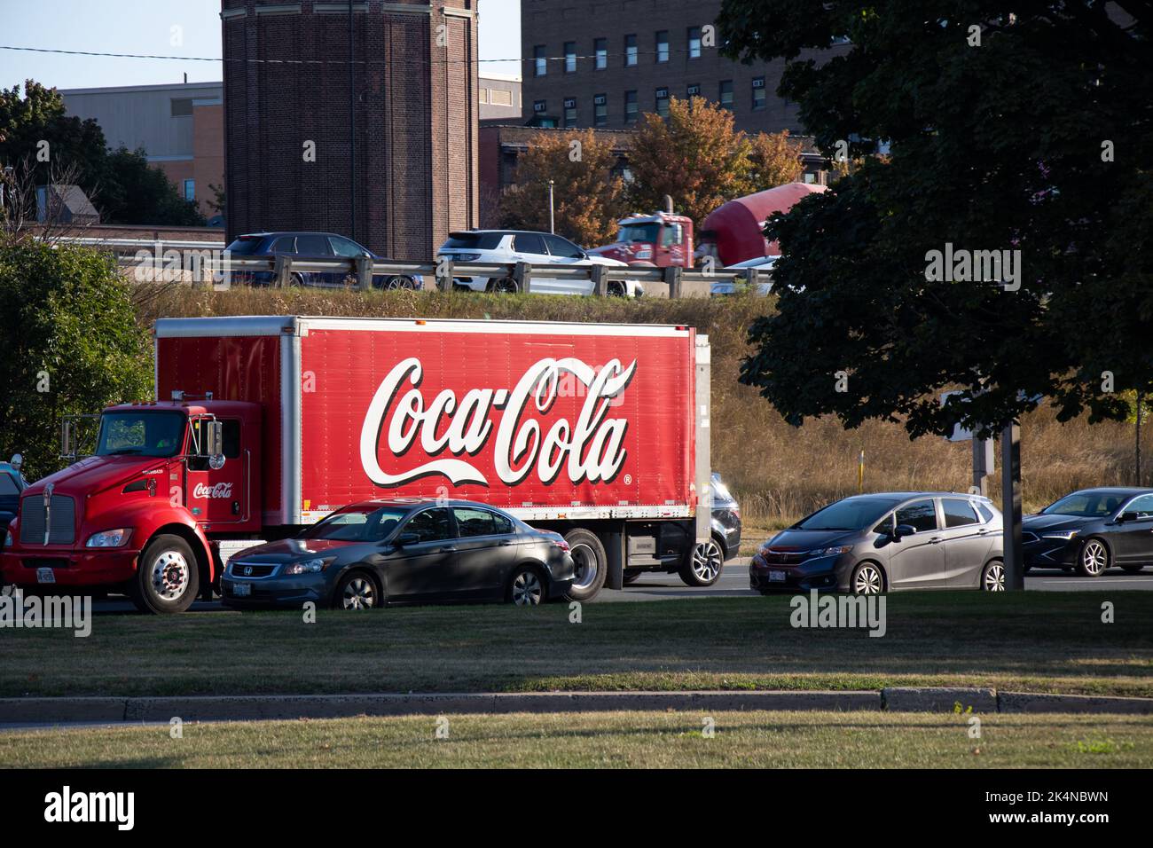 Un camion de livraison Coca-Cola rouge est vu dans la circulation du centre-ville de Toronto le matin ensoleillé. Banque D'Images