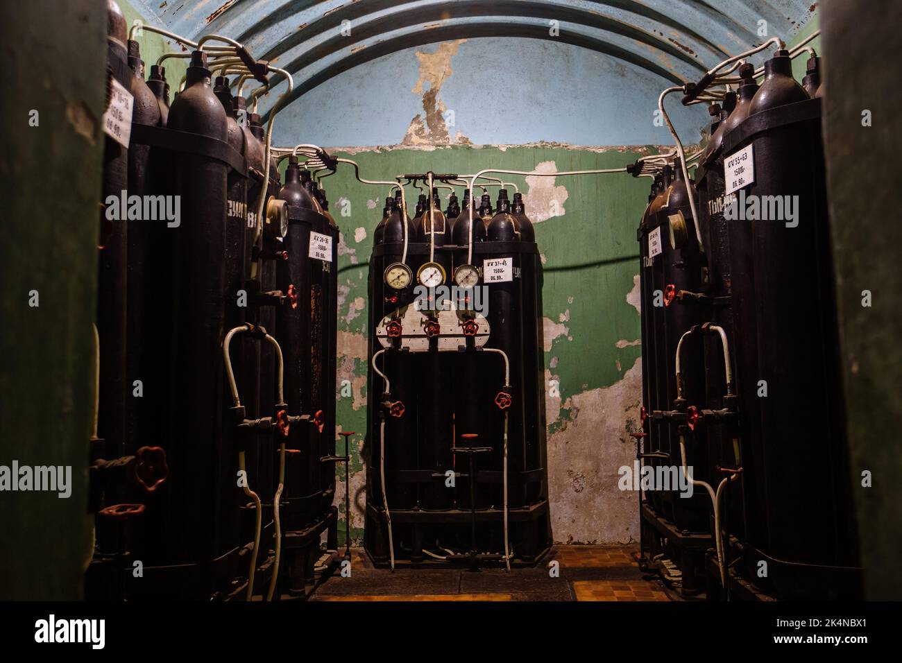 Paquet de bouteilles de gaz bleues dans le bunker Banque D'Images