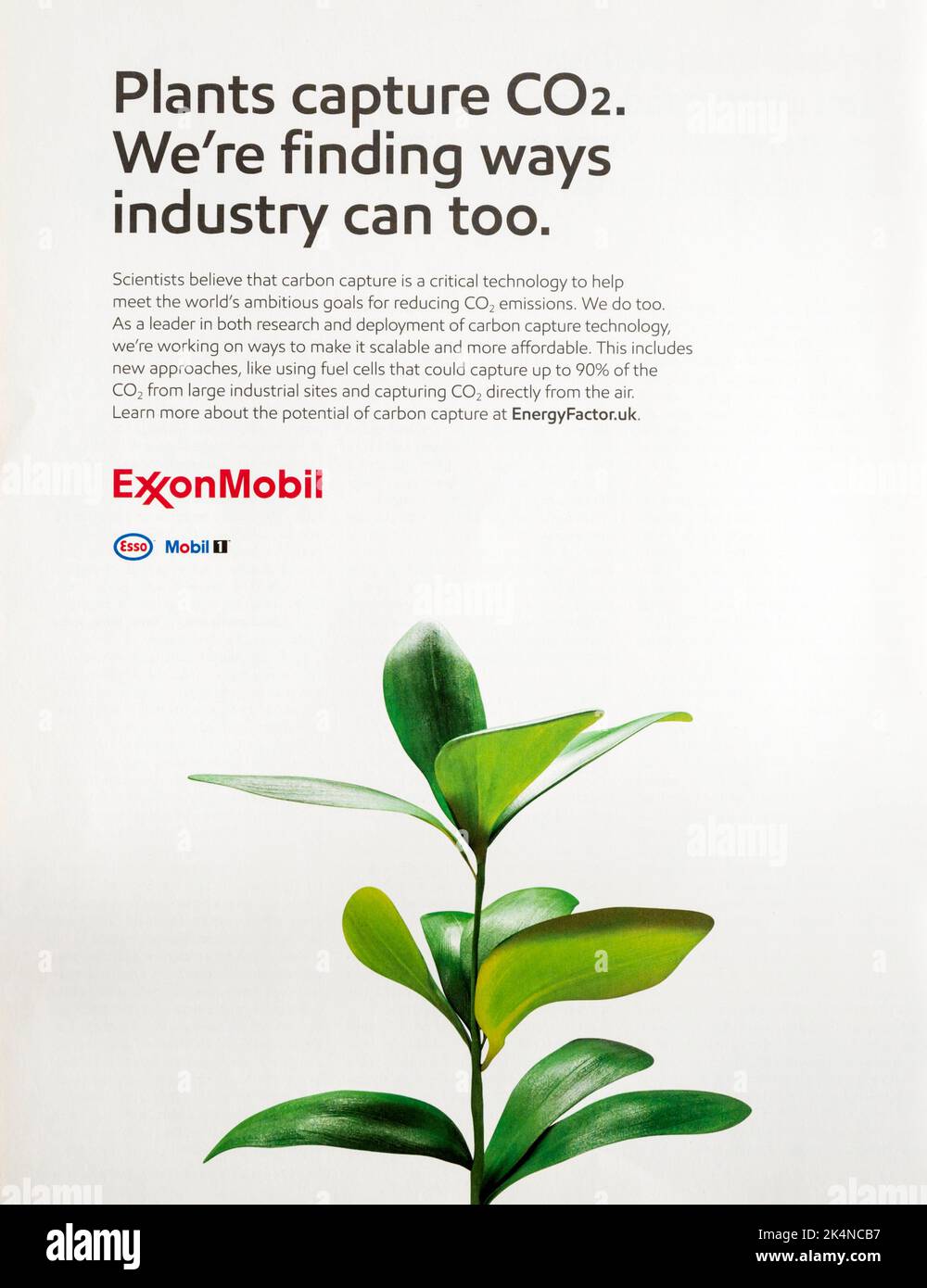 Une publicité d'Exxon Mobil faisant la promotion de la capture du carbone comme moyen de réduire les émissions de CO2. Banque D'Images