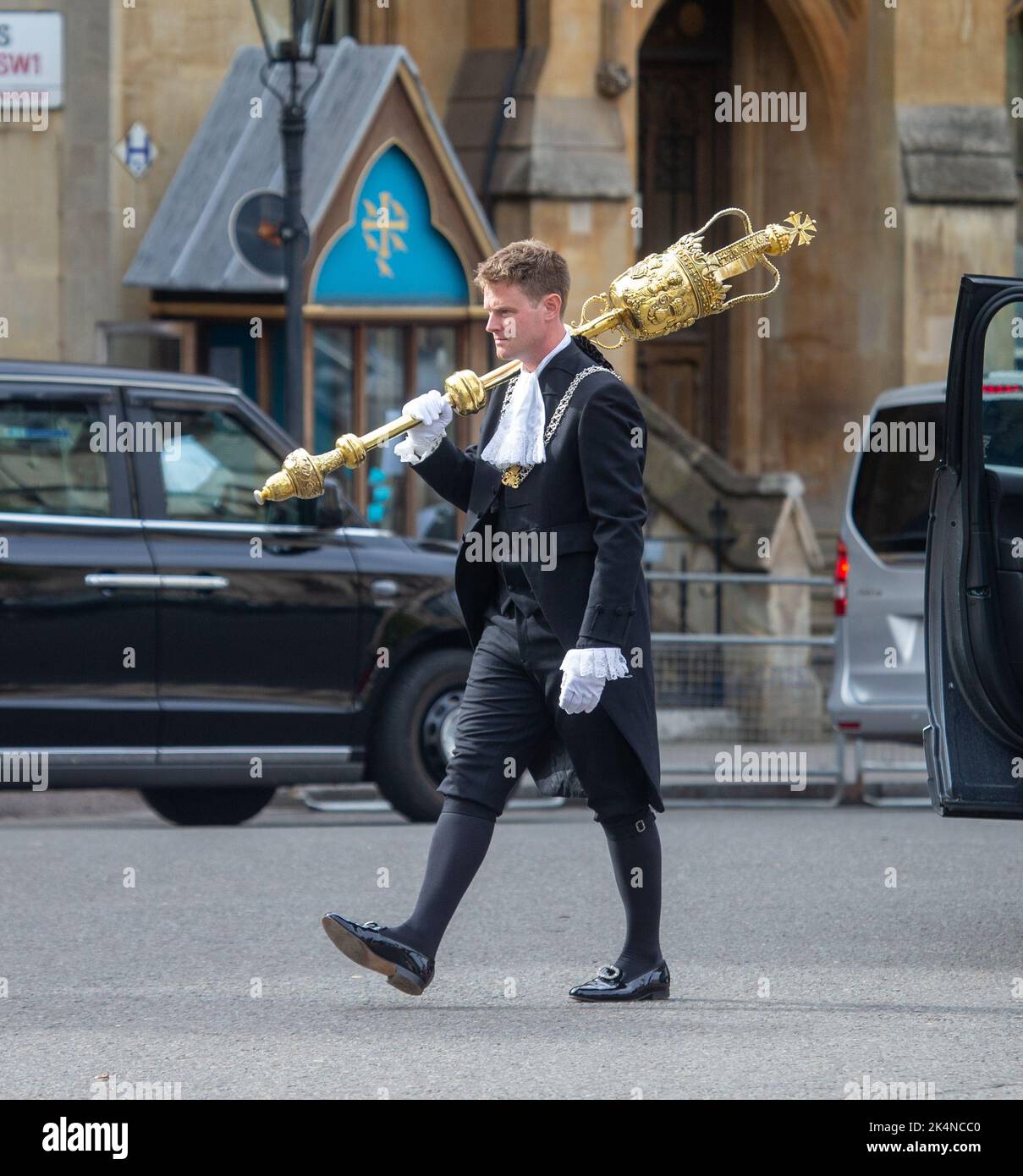 Londres, Angleterre, Royaume-Uni. 3rd octobre 2022. Lord Chancellor's mace arrive à l'abbaye de Westminster avant la cérémonie d'ouverture de l'année légale en Angleterre et au pays de Galles. (Image de crédit : © Tayfun Salci/ZUMA Press Wire) Banque D'Images