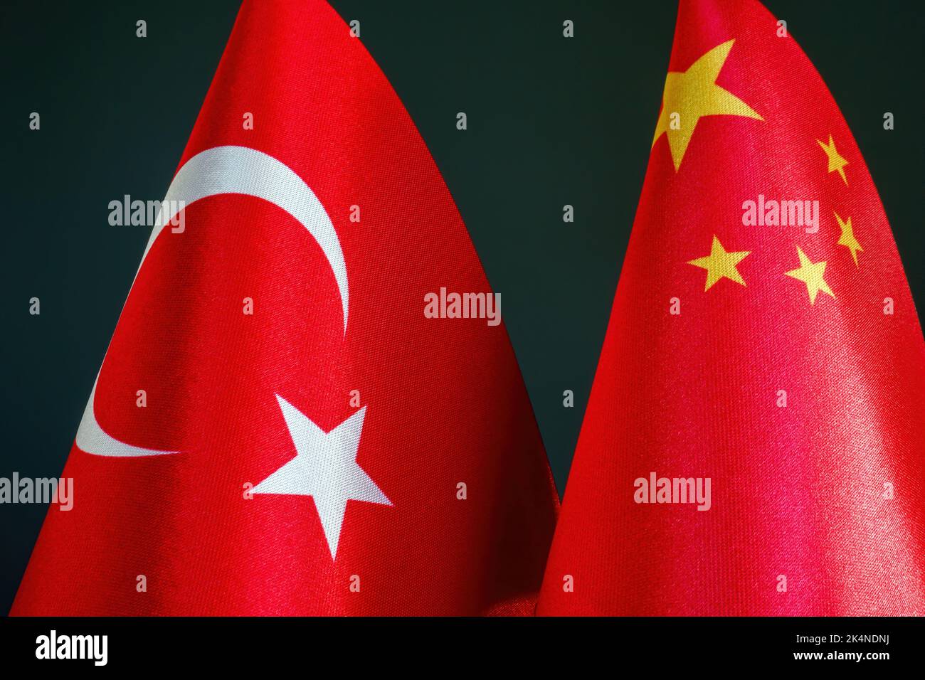 Drapeaux de la Turquie et de la Chine comme concept de relations politiques. Banque D'Images