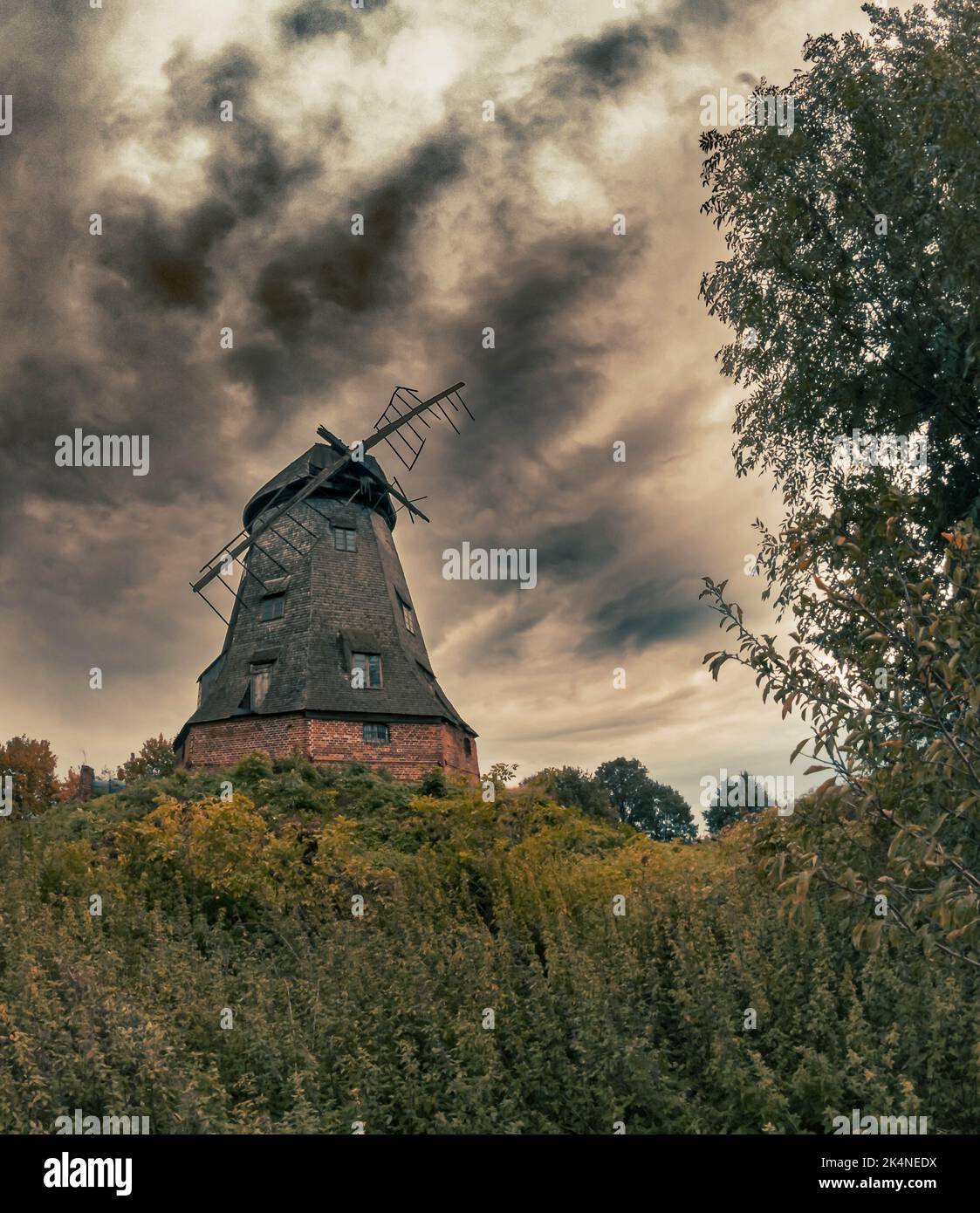 ancien moulin à vent hollandais sur la colline automnale Banque D'Images