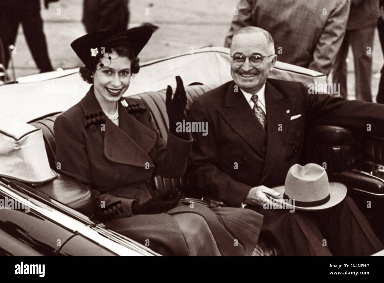 Le président Harry S. Truman et la princesse Elizabeth du Royaume-Uni ont été en limousine à l'arrivée de la princesse à l'aéroport national de Washington à Arlington, en Virginie, de l'autre côté de la rivière Potomac depuis Washington, D.C., sur 31 octobre, 1951. (ÉTATS-UNIS) Banque D'Images