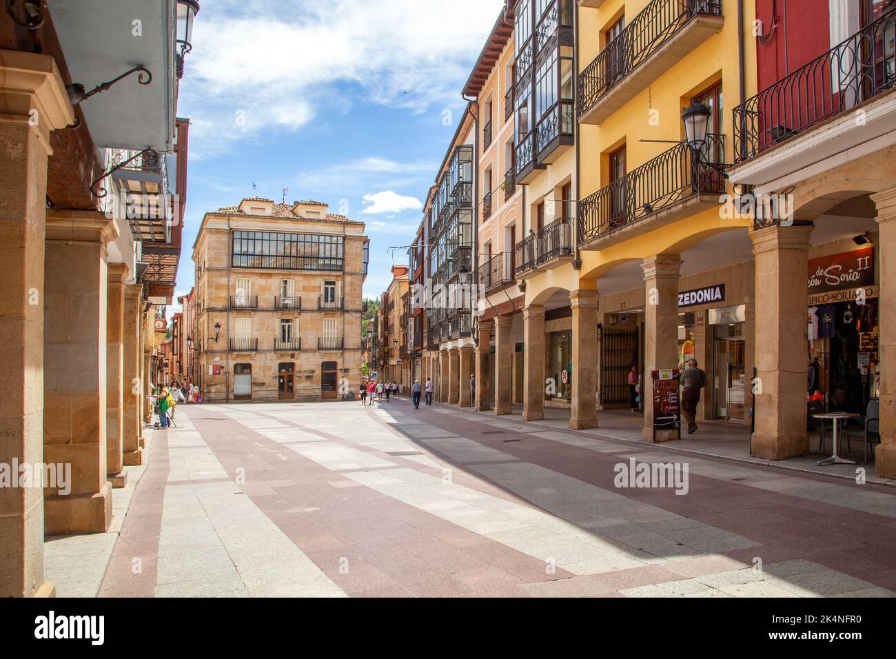 La principale rue commerçante de la ville médiévale de Soria Espagne Banque D'Images