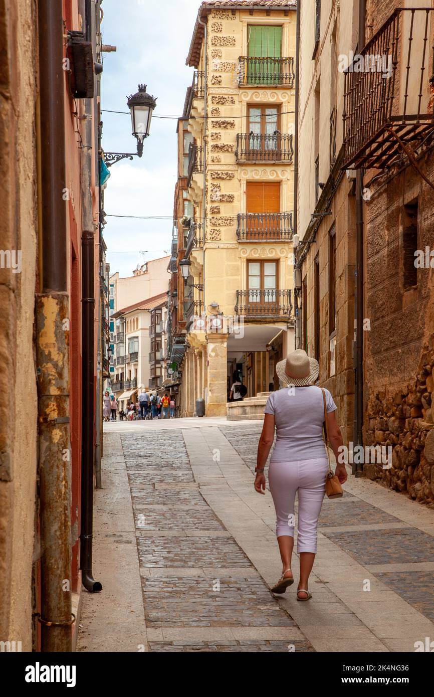 Femme marchant le long d'une rue dans la ville médiévale de Soria Espagne Banque D'Images