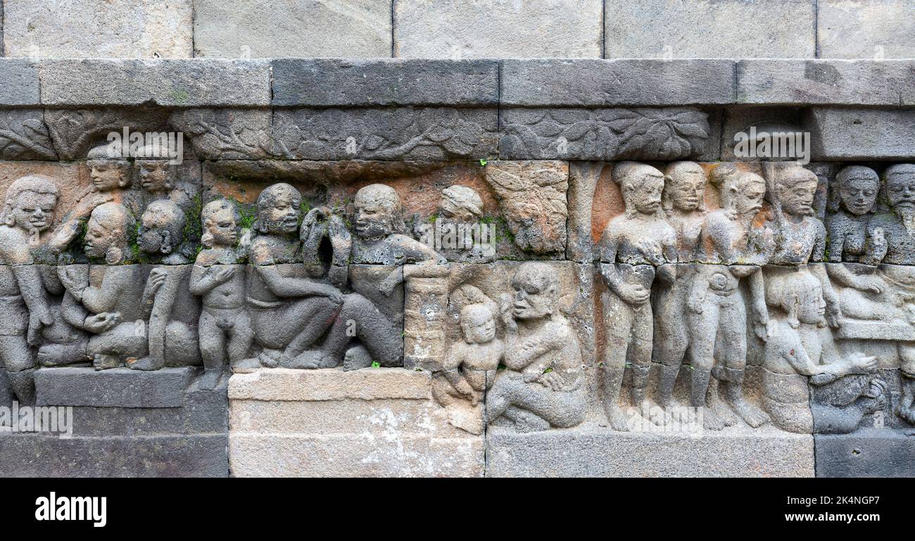 Détail du relief bouddhiste sculpté dans le temple de Borobudur - Java, Indonésie Banque D'Images