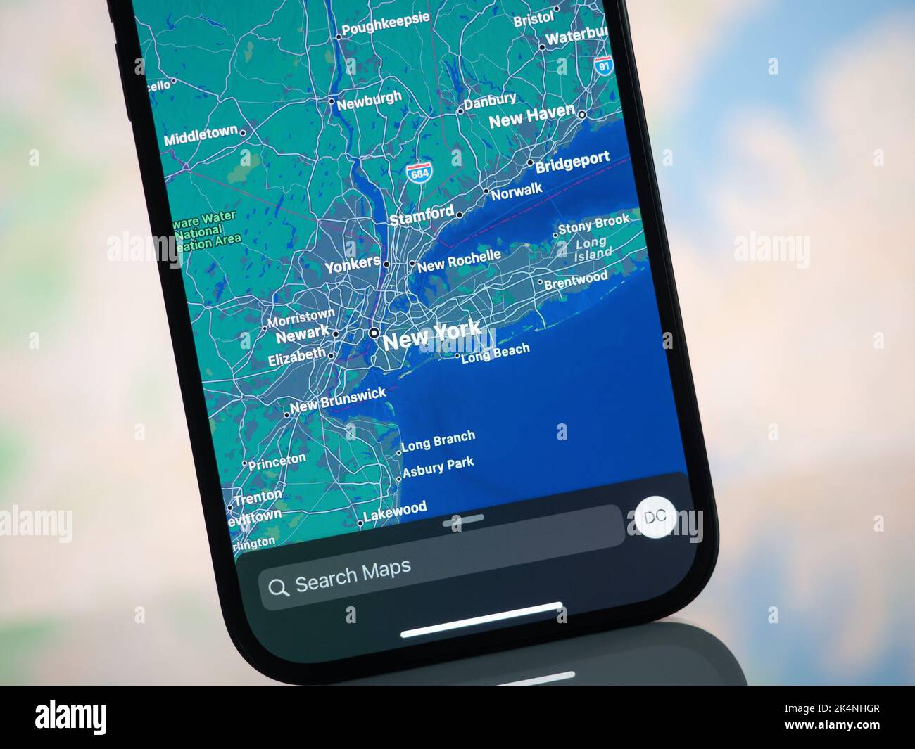 Galati, Roumanie - octobre 03 2022 : cartes Apple avec New York sur un iPhone 14 Pro. Apple Maps est un service qui fournit des informations géographiques Banque D'Images
