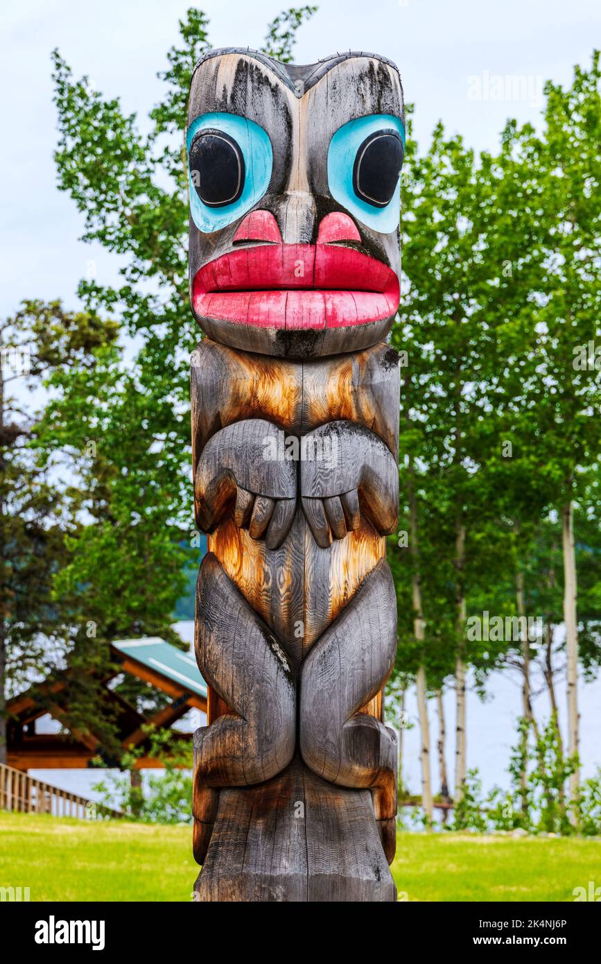Totem Poles; Centre du patrimoine tlingit de Teslin; Teslin; Yukon; territoire du Canada Banque D'Images Totem Poles; Centre du patrimoine tlingit de Teslin; Teslin; Yukon; territoire du Canada Banque D'Images
