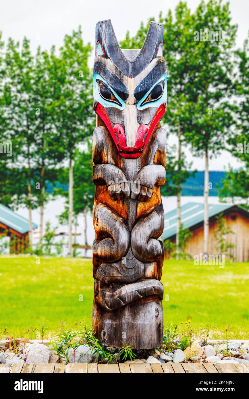 Totem Poles; Centre du patrimoine tlingit de Teslin; Teslin; Yukon; territoire du Canada Banque D'Images Totem Poles; Centre du patrimoine tlingit de Teslin; Teslin; Yukon; territoire du Canada Banque D'Images
