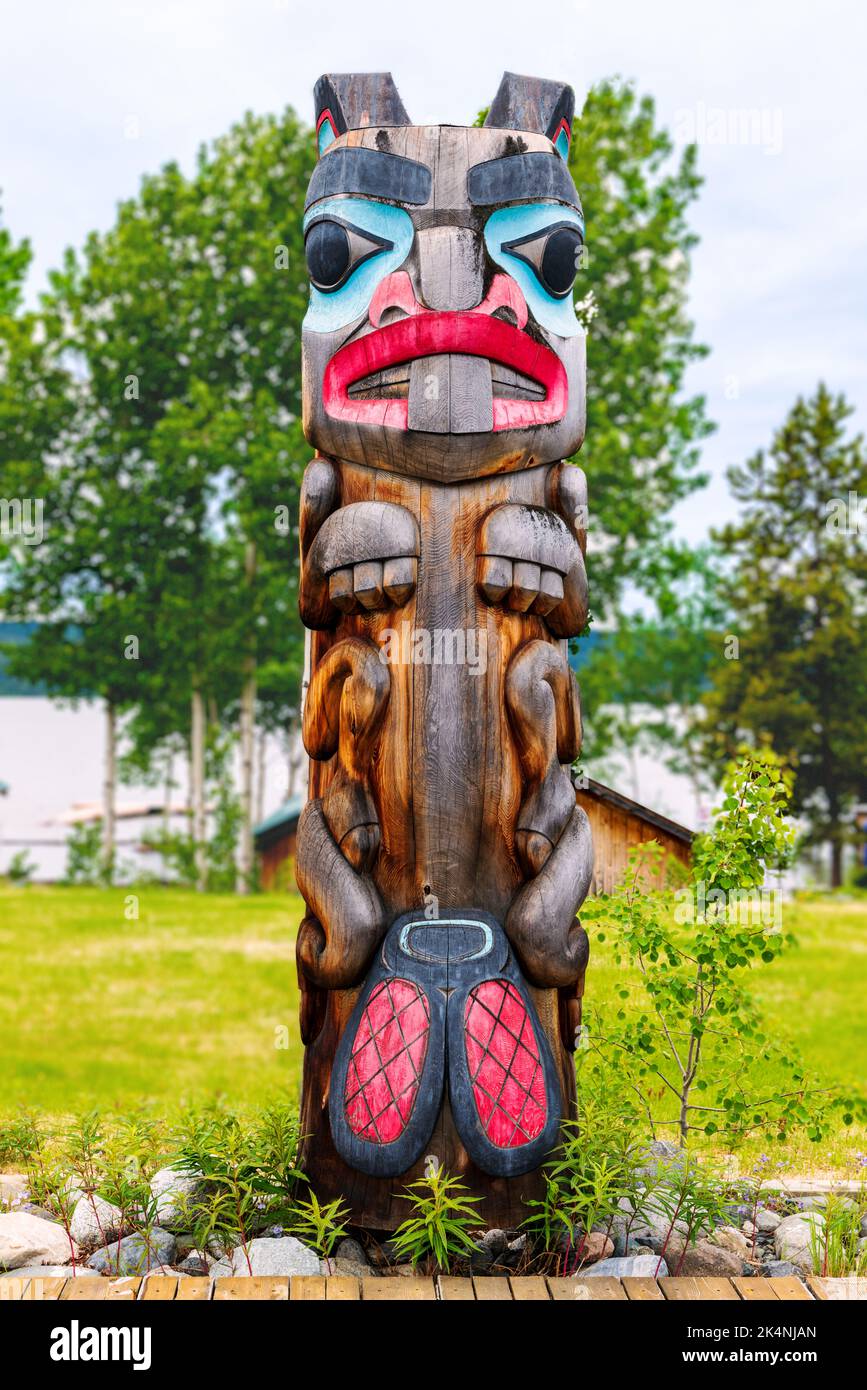 Totem Poles; Centre du patrimoine tlingit de Teslin; Teslin; Yukon; territoire du Canada Banque D'Images Totem Poles; Centre du patrimoine tlingit de Teslin; Teslin; Yukon; territoire du Canada Banque D'Images