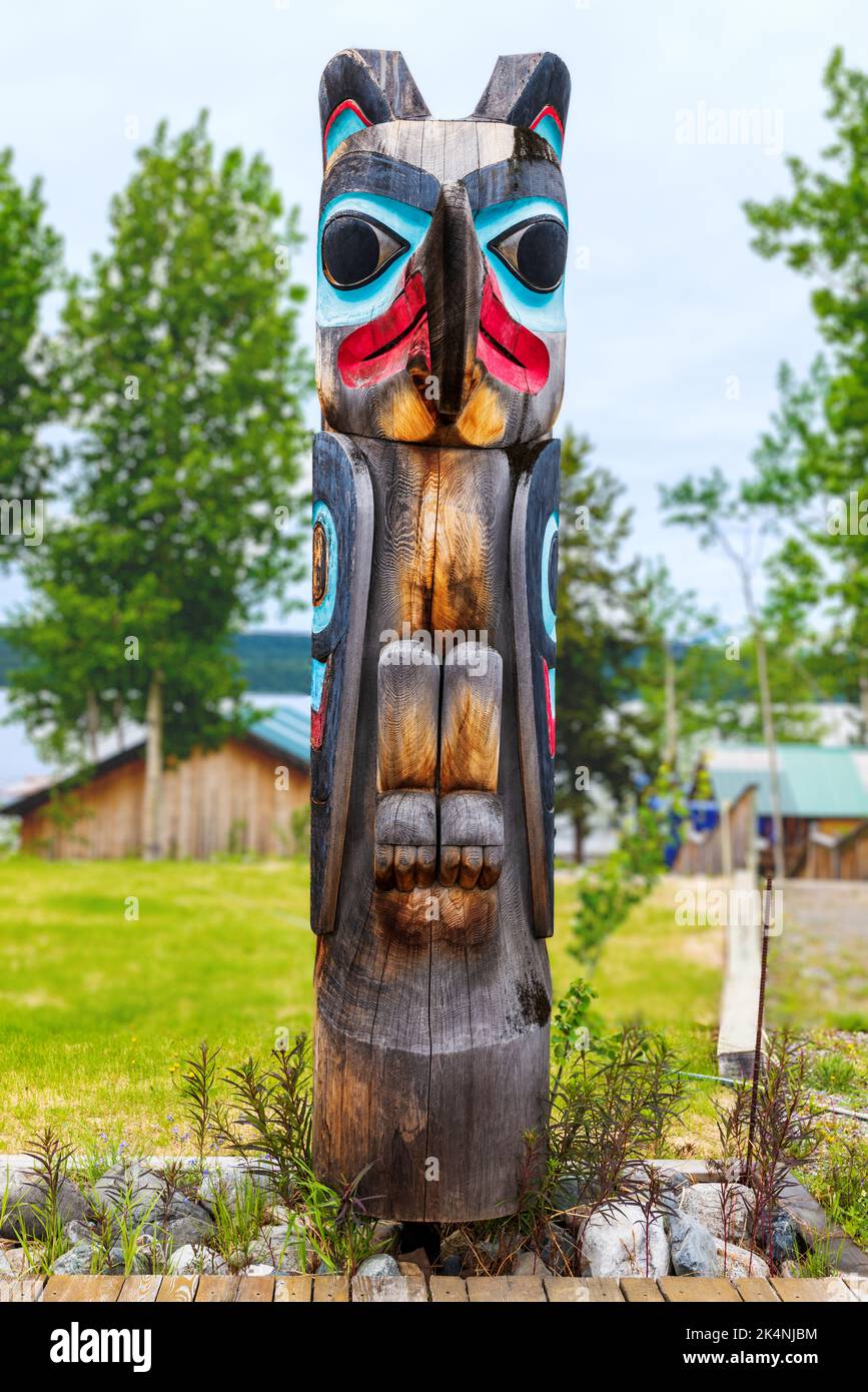 Totem Poles; Centre du patrimoine tlingit de Teslin; Teslin; Yukon; territoire du Canada Banque D'Images Totem Poles; Centre du patrimoine tlingit de Teslin; Teslin; Yukon; territoire du Canada Banque D'Images