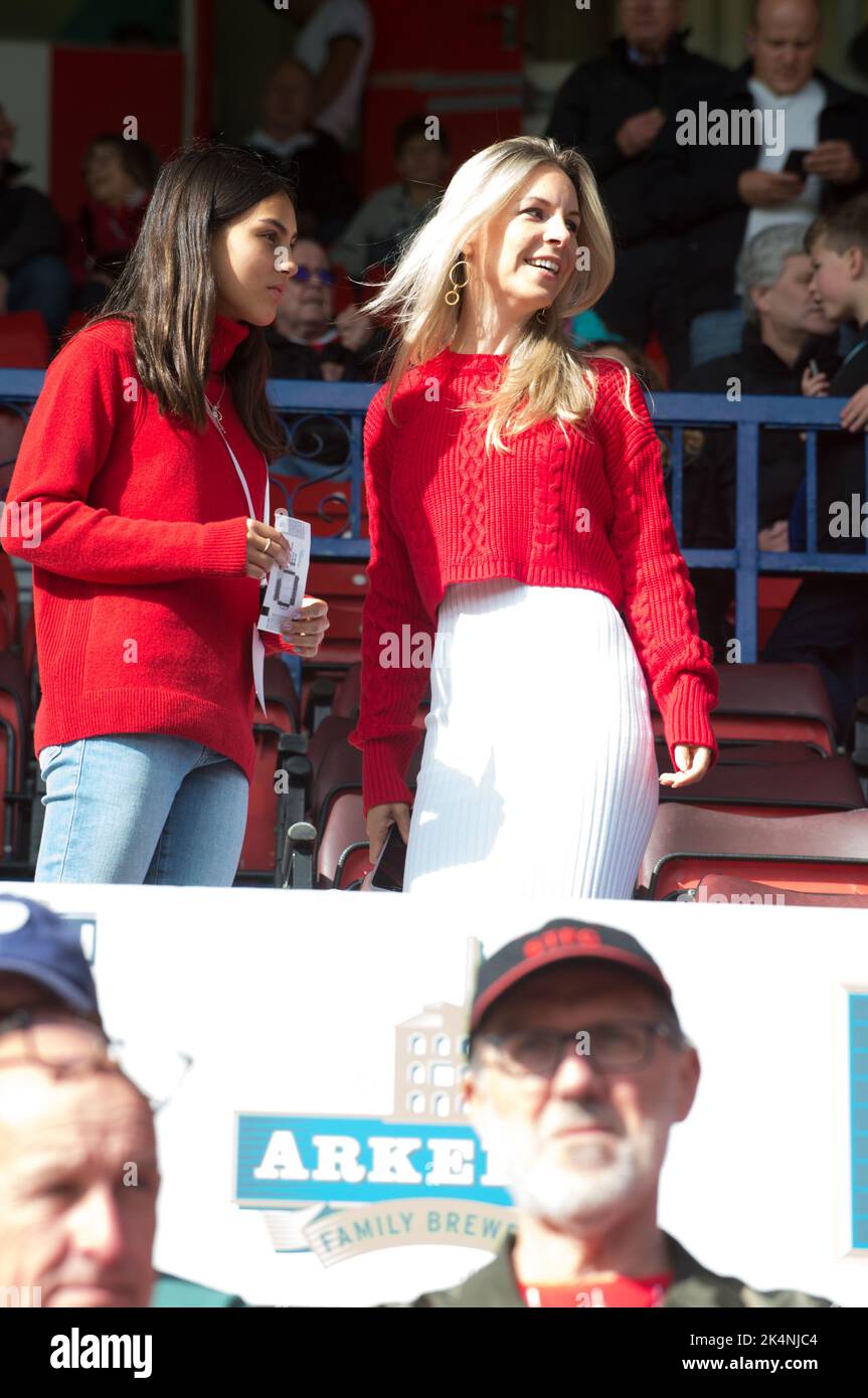 Phil Brown, Leila Russack repéré à Swindon Town FC v Northampton match au County Ground le samedi 1 octobre 2022 (Terry Scott/SPP) crédit: SPP Sport Press photo. /Alamy Live News Banque D'Images