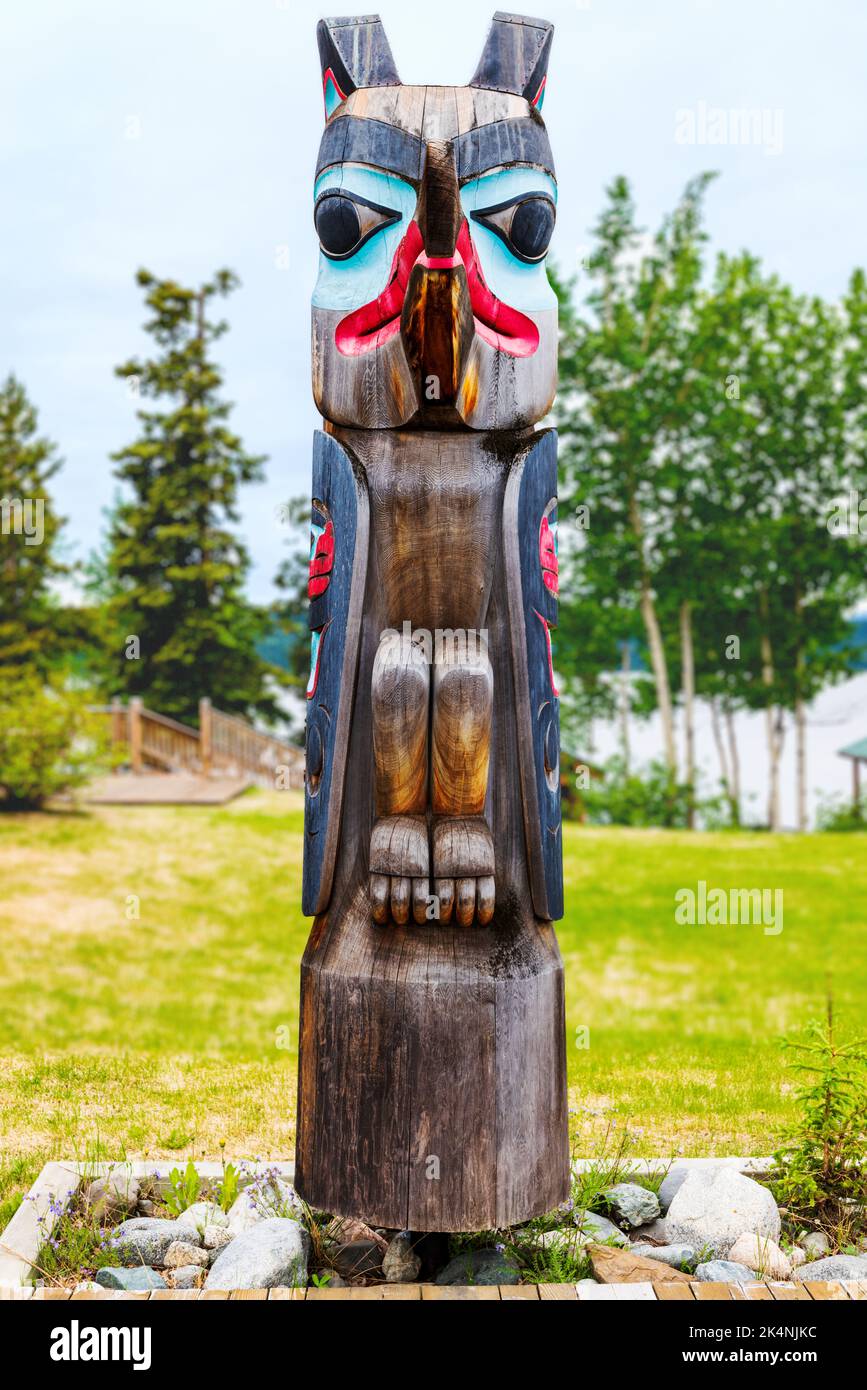 Totem Poles; Centre du patrimoine tlingit de Teslin; Teslin; Yukon; territoire du Canada Banque D'Images Totem Poles; Centre du patrimoine tlingit de Teslin; Teslin; Yukon; territoire du Canada Banque D'Images