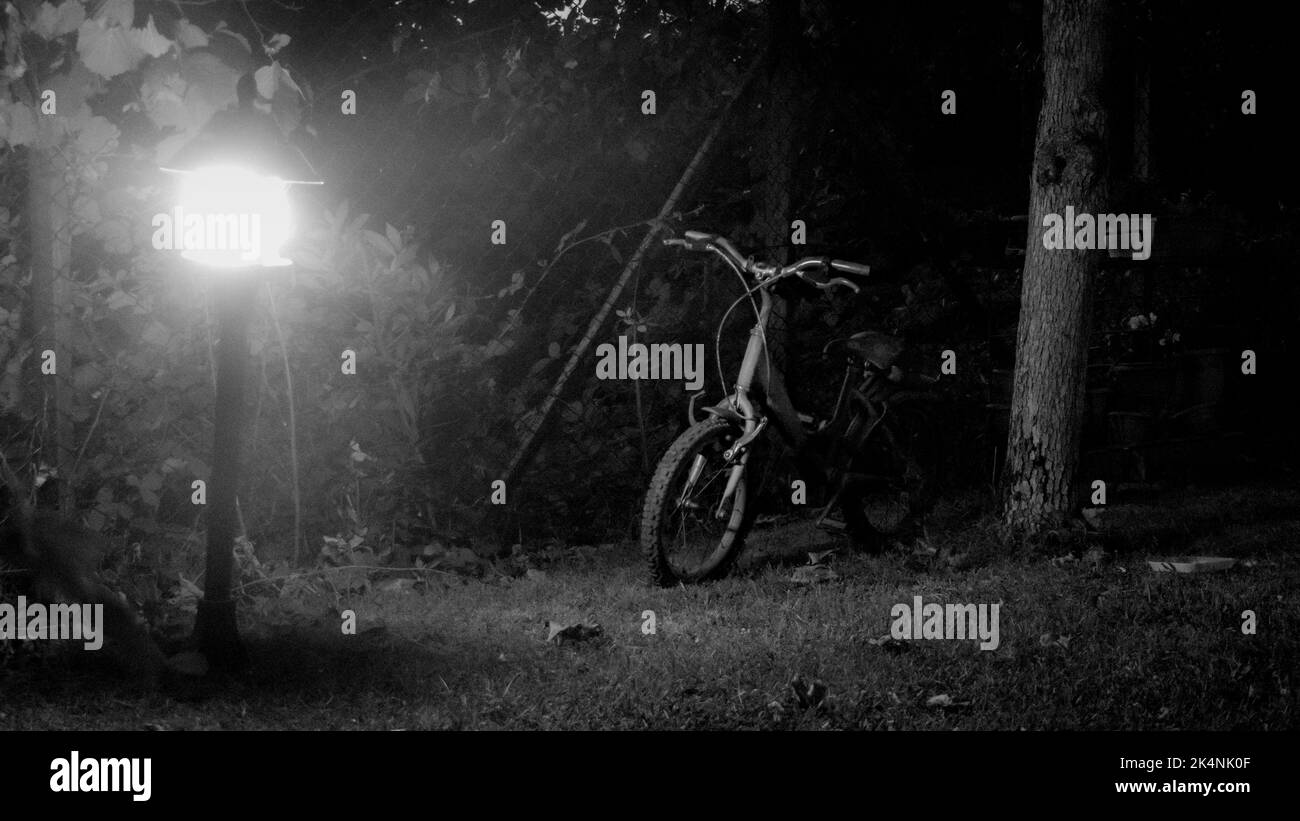La lumière tombe sur un vieux vélo abandonné Banque D'Images